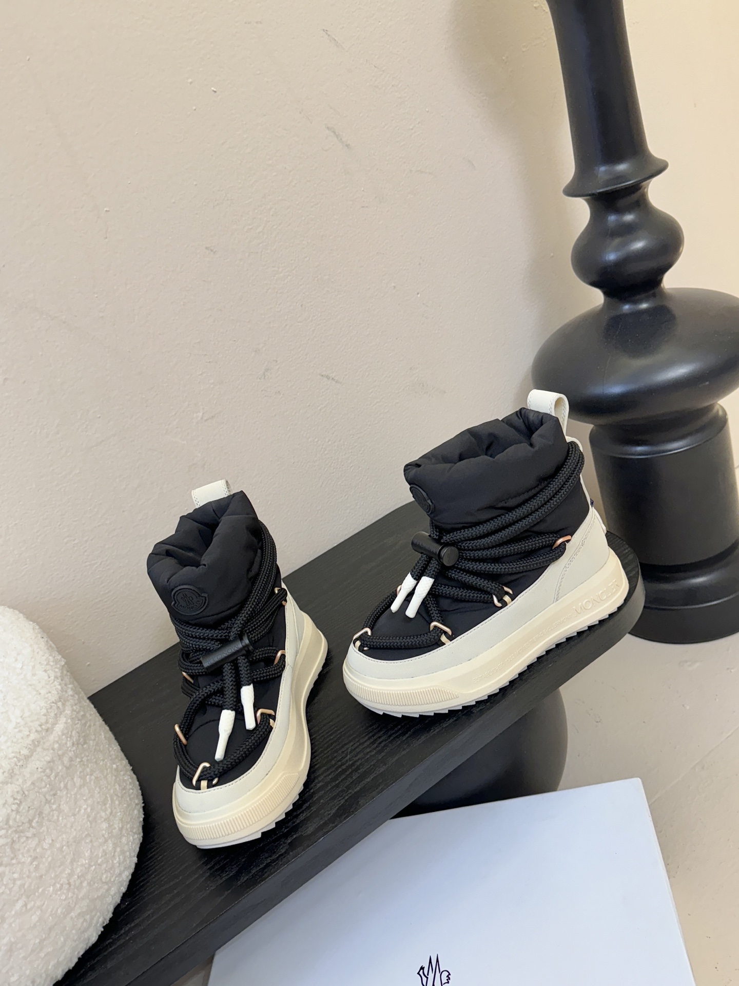 MONCLE* 高邦羽绒休闲鞋设计属于高帮休闲款式，鞋型时尚且富有层次感，鞋帮的褶皱设计和大鞋带元素增添