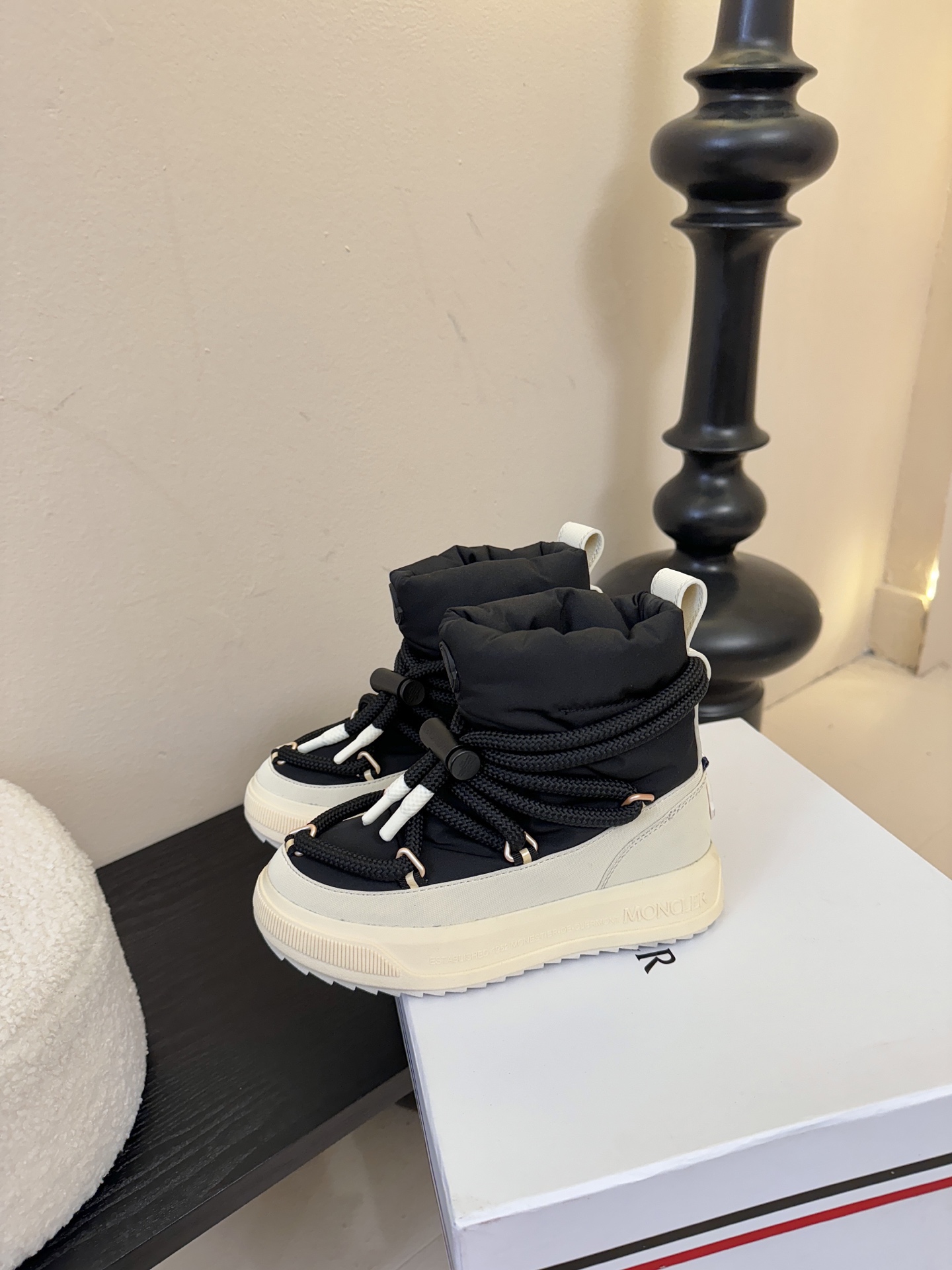 MONCLE* 高邦羽绒休闲鞋设计属于高帮休闲款式，鞋型时尚且富有层次感，鞋帮的褶皱设计和大鞋带元素增添