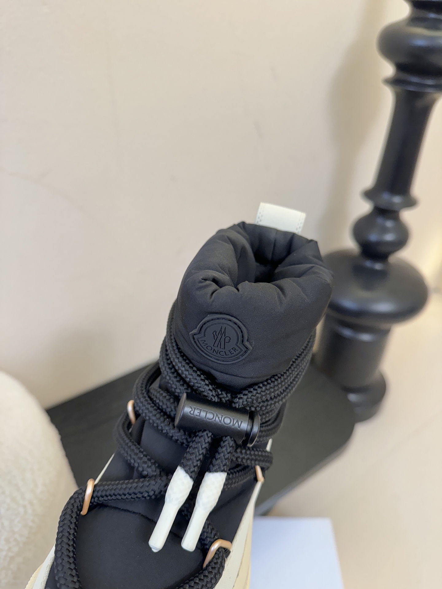 MONCLE* 高邦羽绒休闲鞋设计属于高帮休闲款式，鞋型时尚且富有层次感，鞋帮的褶皱设计和大鞋带元素增添