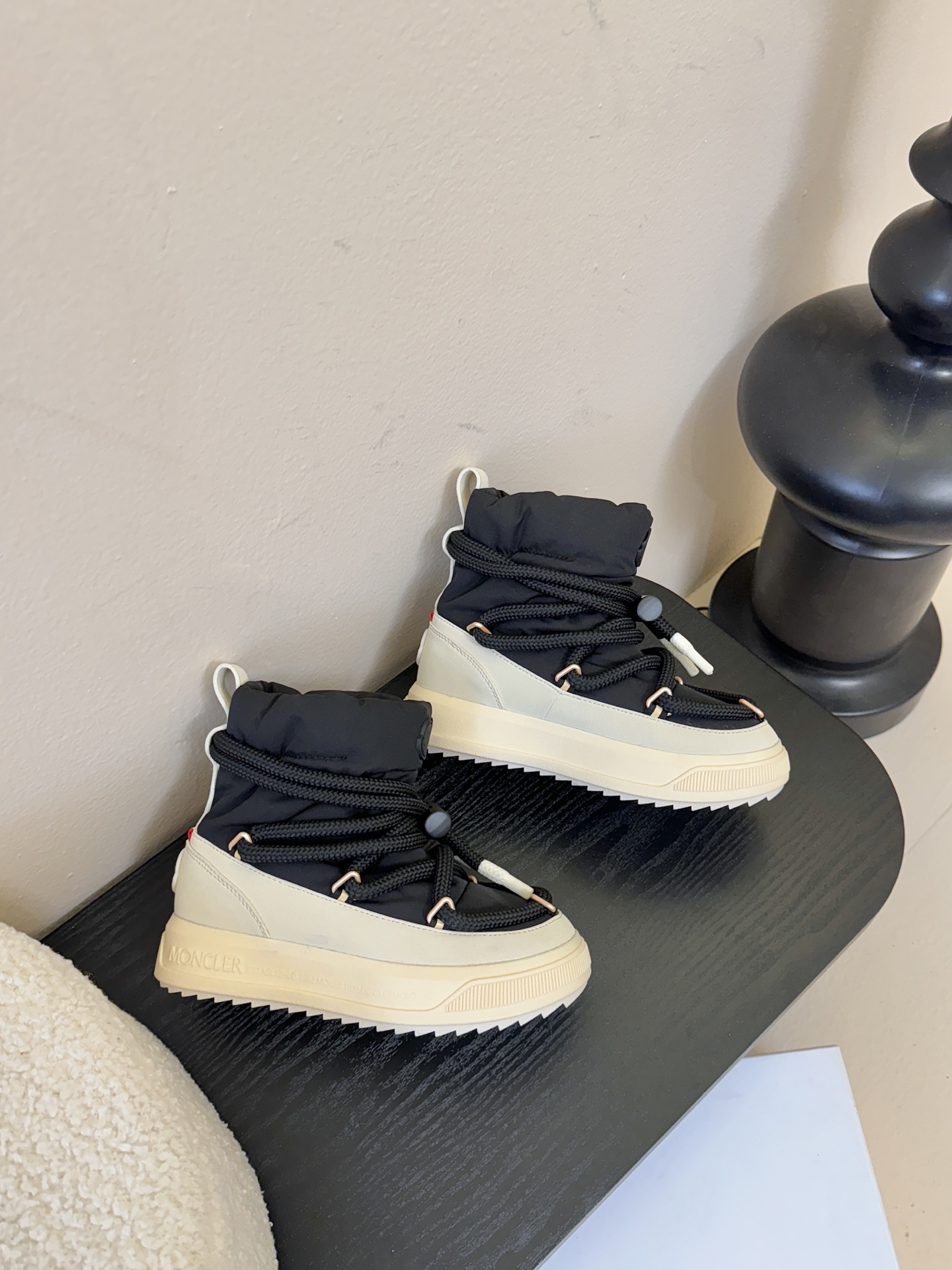 MONCLE* 高邦羽绒休闲鞋设计属于高帮休闲款式，鞋型时尚且富有层次感，鞋帮的褶皱设计和大鞋带元素增添