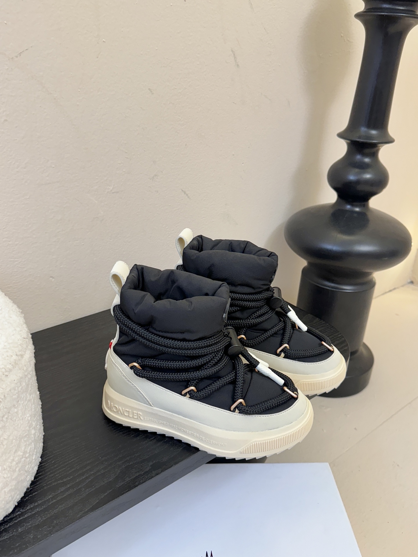 MONCLE* 高邦羽绒休闲鞋设计属于高帮休闲款式，鞋型时尚且富有层次感，鞋帮的褶皱设计和大鞋带元素增添