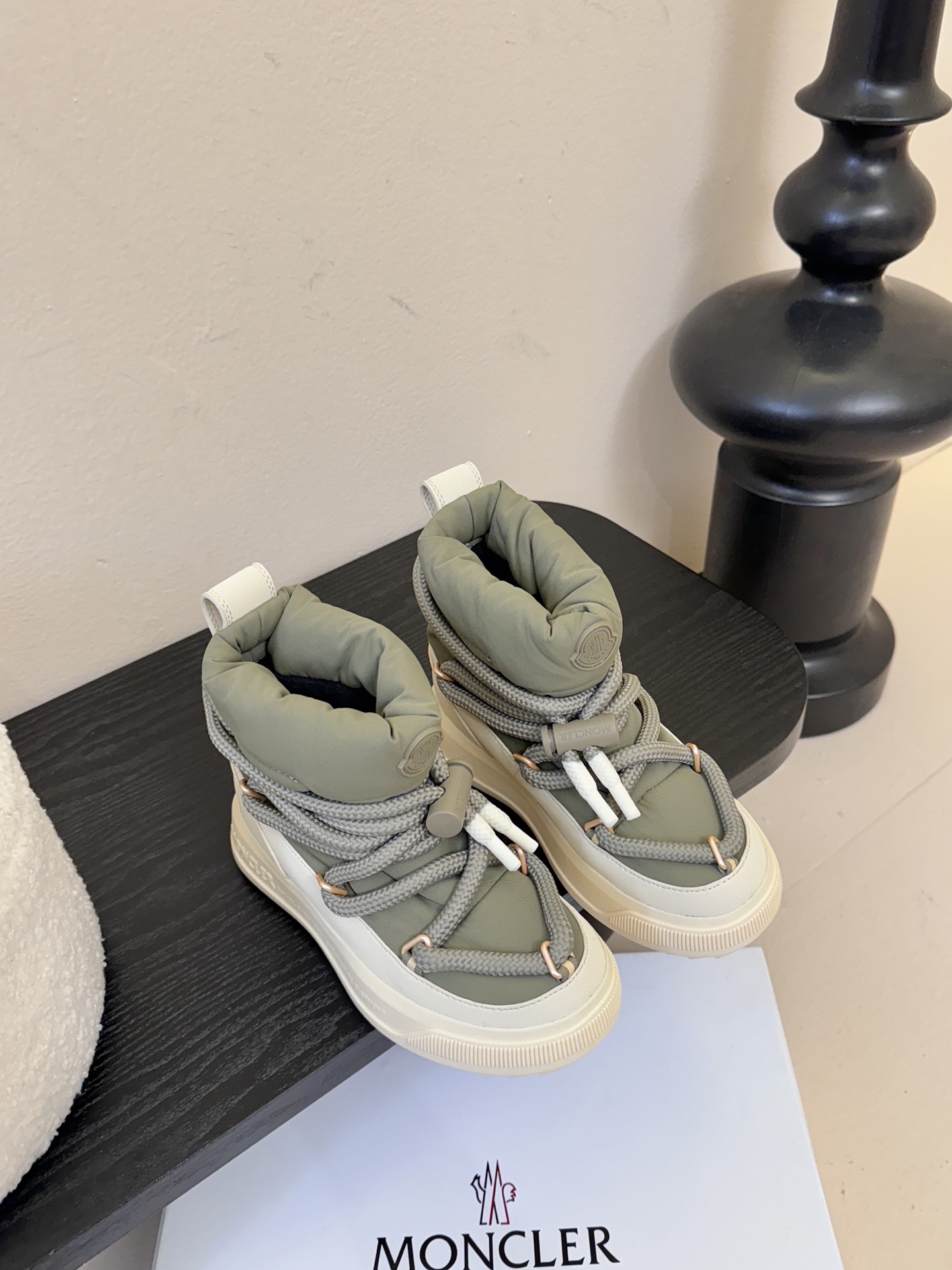 MONCLE* 高邦羽绒休闲鞋设计属于高帮休闲款式，鞋型时尚且富有层次感，鞋帮的褶皱设计和大鞋带元素增添