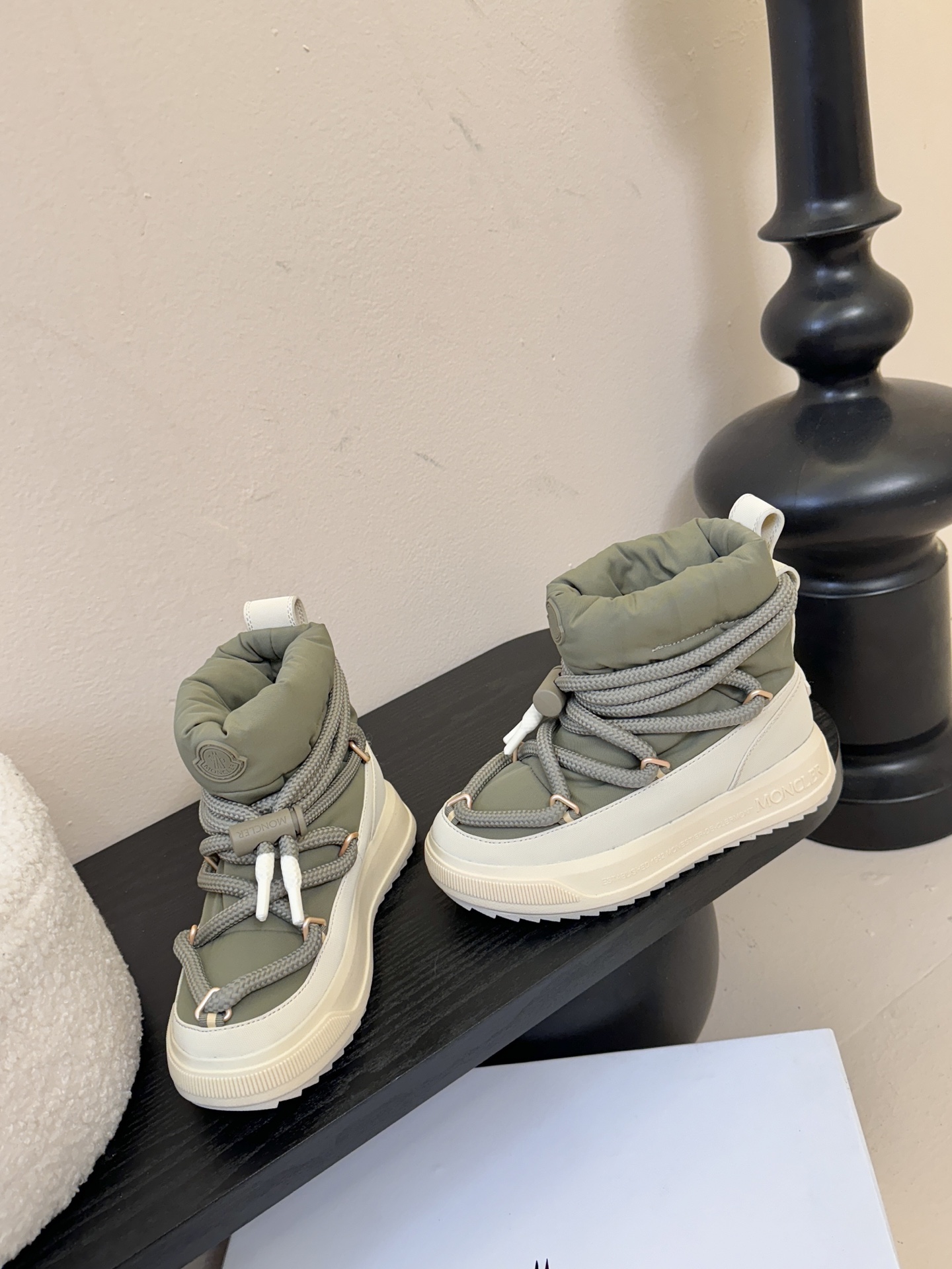 MONCLE* 高邦羽绒休闲鞋设计属于高帮休闲款式，鞋型时尚且富有层次感，鞋帮的褶皱设计和大鞋带元素增添