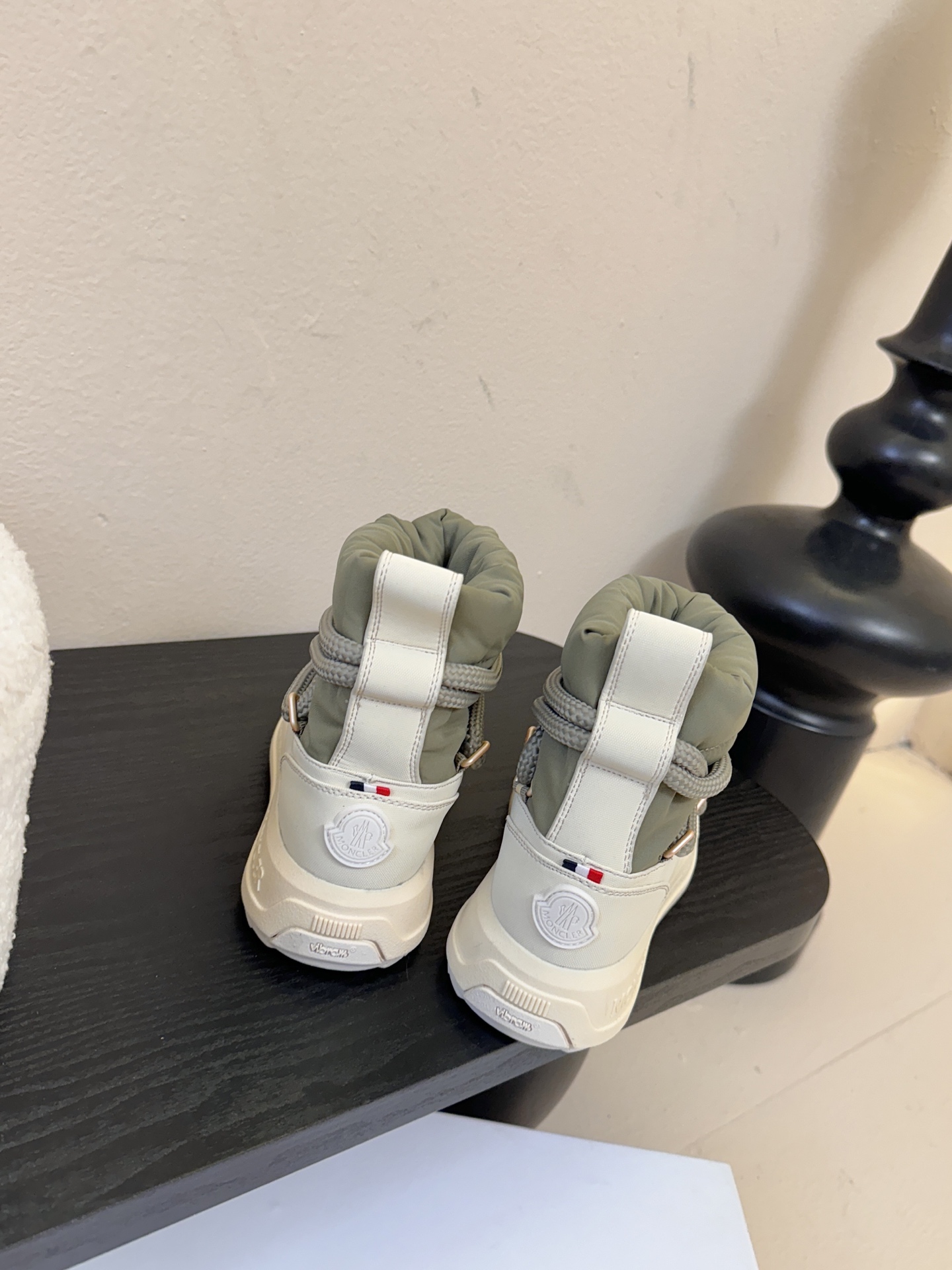 MONCLE* 高邦羽绒休闲鞋设计属于高帮休闲款式，鞋型时尚且富有层次感，鞋帮的褶皱设计和大鞋带元素增添