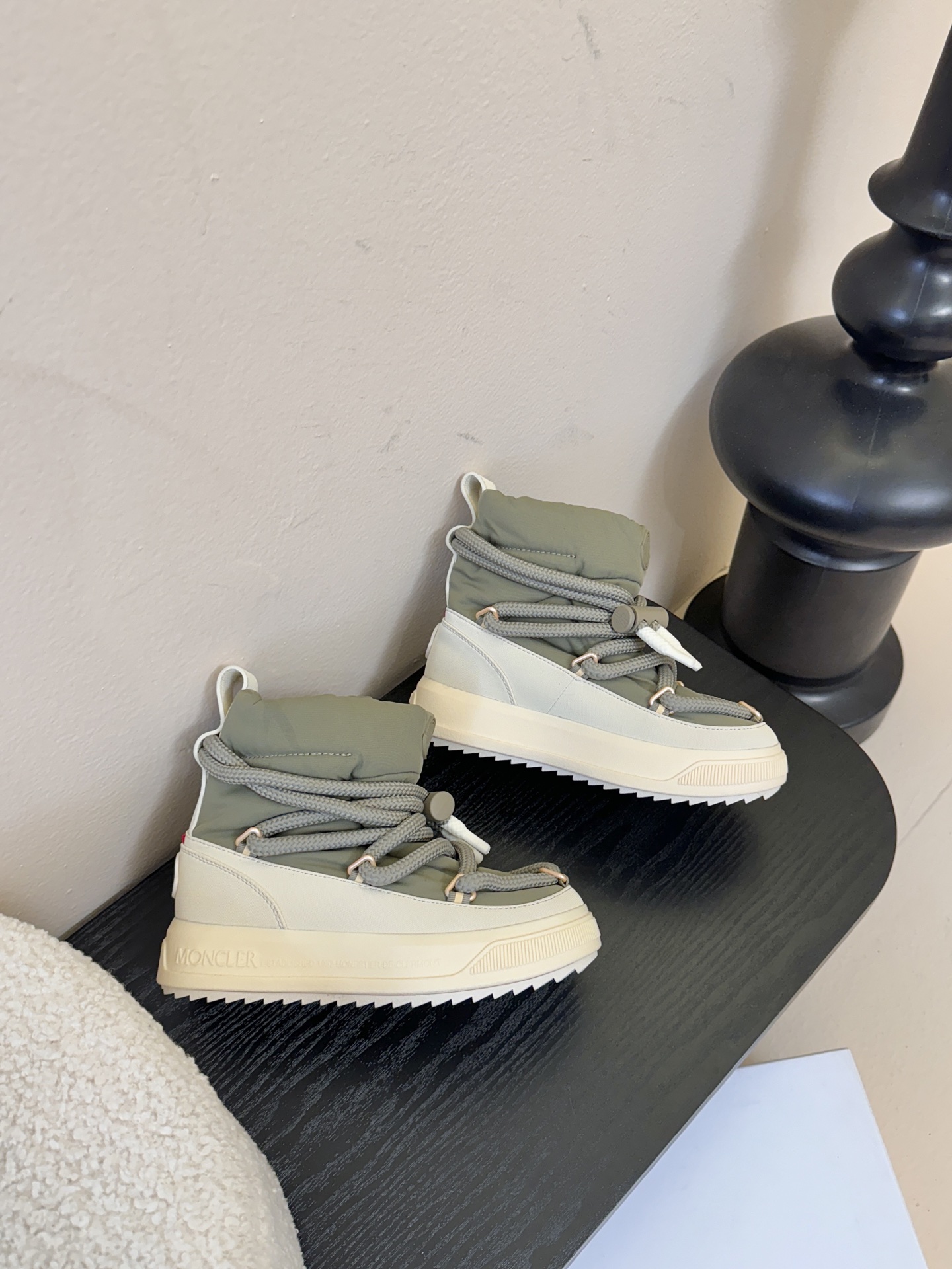 MONCLE* 高邦羽绒休闲鞋设计属于高帮休闲款式，鞋型时尚且富有层次感，鞋帮的褶皱设计和大鞋带元素增添