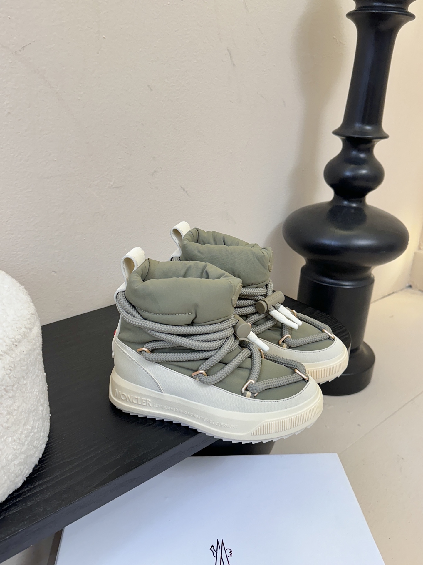 MONCLE* 高邦羽绒休闲鞋设计属于高帮休闲款式，鞋型时尚且富有层次感，鞋帮的褶皱设计和大鞋带元素增添
