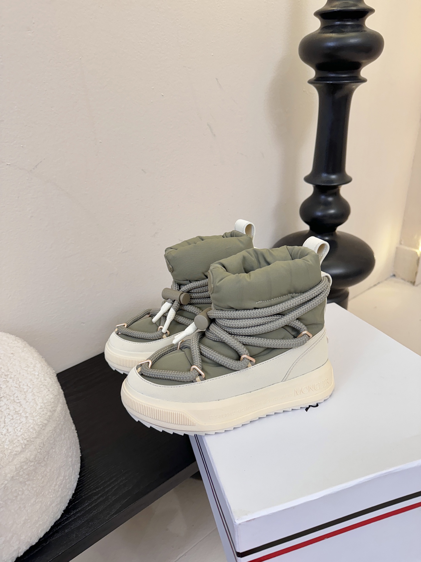 MONCLE* 高邦羽绒休闲鞋设计属于高帮休闲款式，鞋型时尚且富有层次感，鞋帮的褶皱设计和大鞋带元素增添