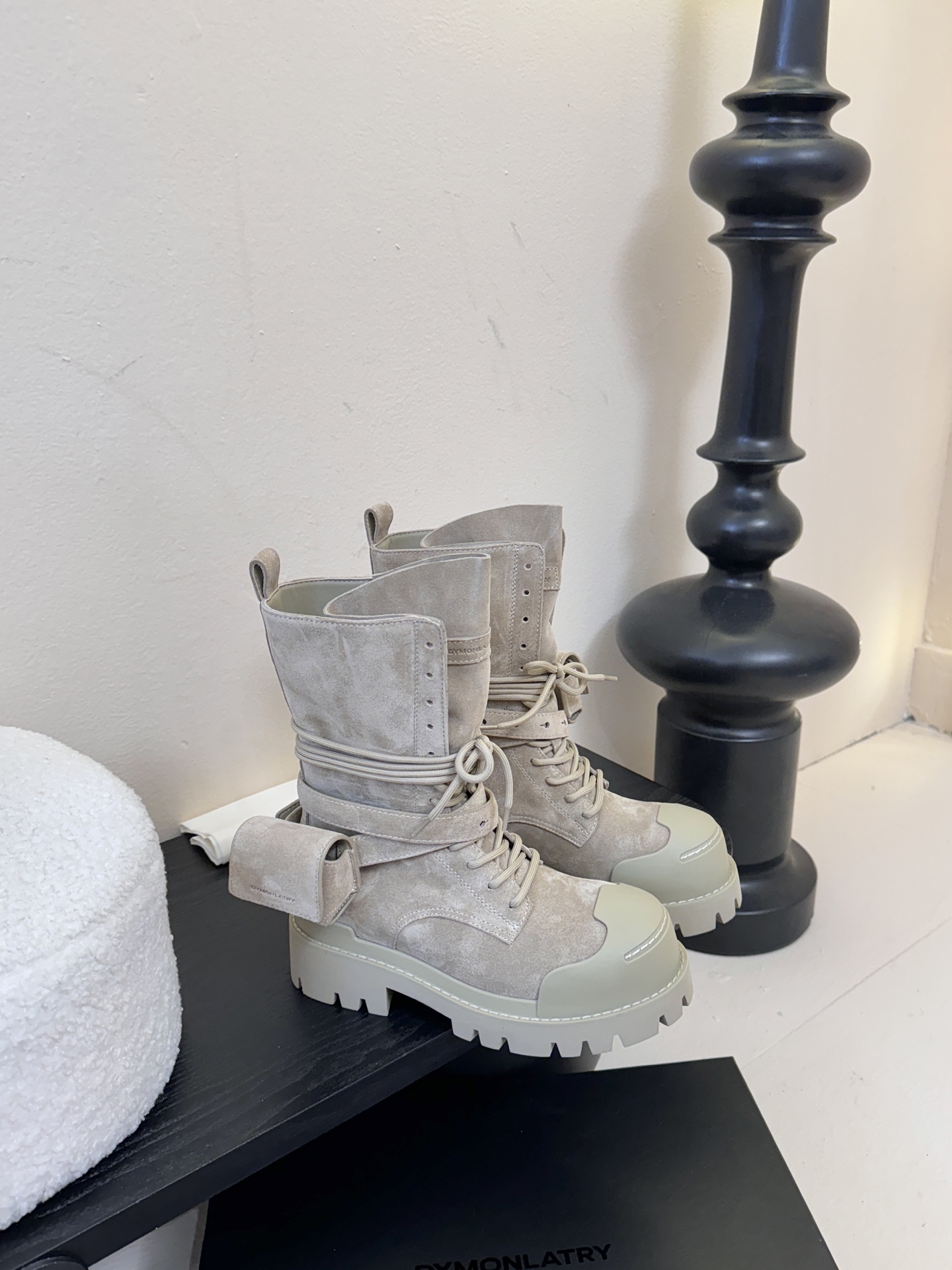 DYMONLATRY 𝟐𝟓𝐀𝐖新品这双工装靴 潮到犯规 大厚底自带拉高buff 绑带+小口袋设计超有个性