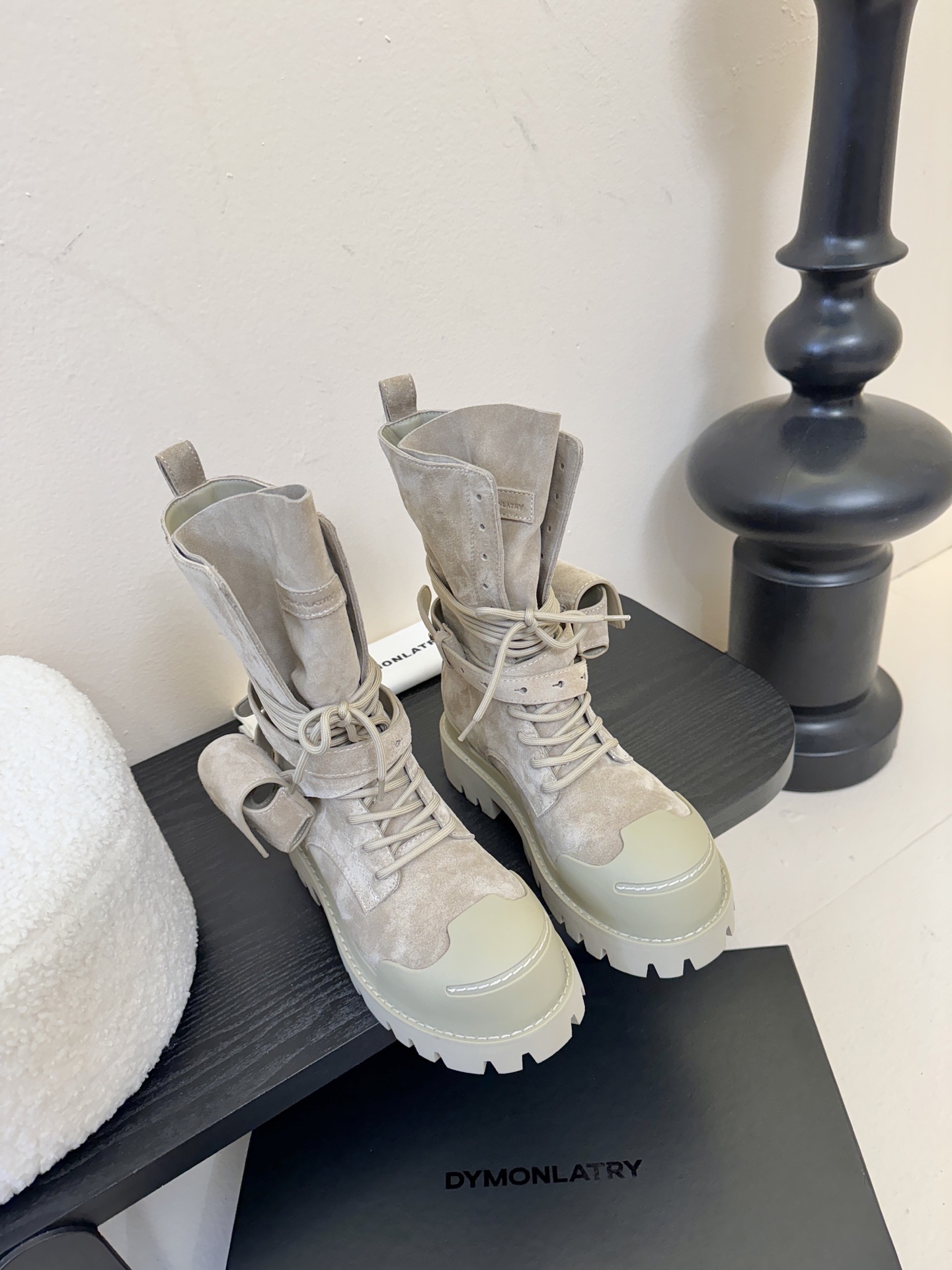 DYMONLATRY 𝟐𝟓𝐀𝐖新品这双工装靴 潮到犯规 大厚底自带拉高buff 绑带+小口袋设计超有个性