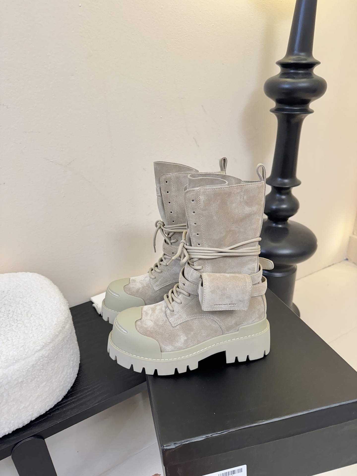 DYMONLATRY 𝟐𝟓𝐀𝐖新品这双工装靴 潮到犯规 大厚底自带拉高buff 绑带+小口袋设计超有个性