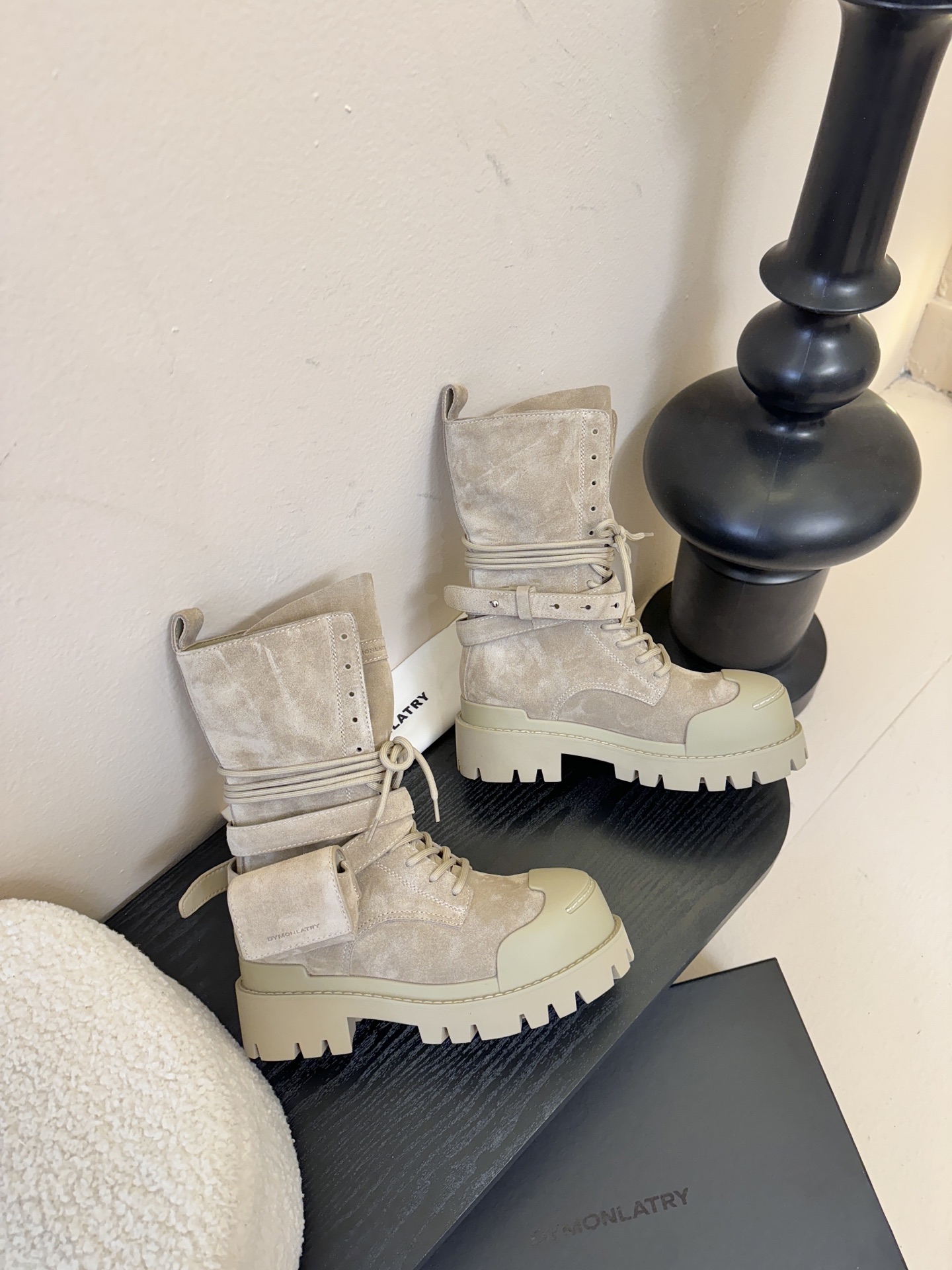 DYMONLATRY 𝟐𝟓𝐀𝐖新品这双工装靴 潮到犯规 大厚底自带拉高buff 绑带+小口袋设计超有个性