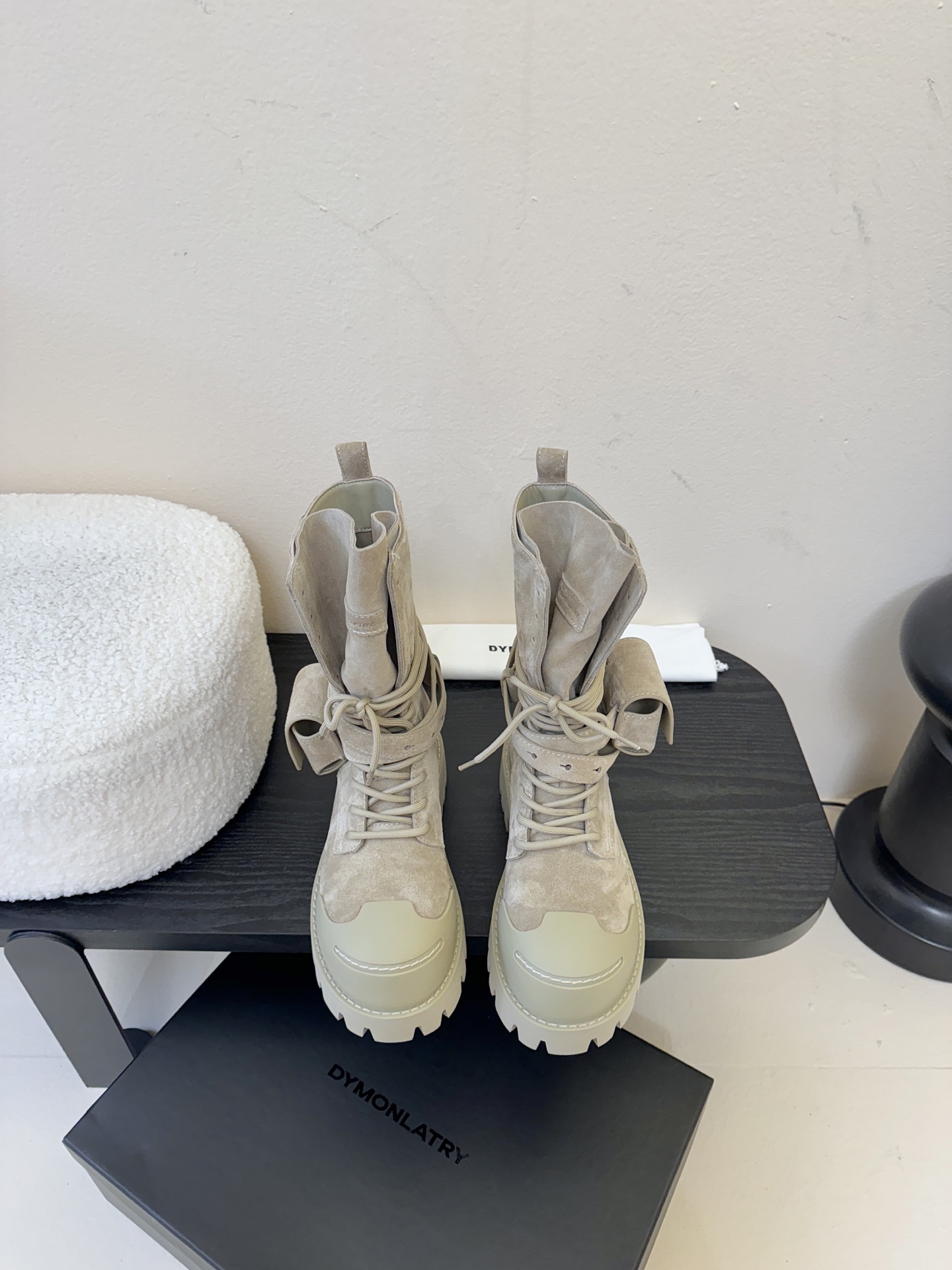 DYMONLATRY 𝟐𝟓𝐀𝐖新品这双工装靴 潮到犯规 大厚底自带拉高buff 绑带+小口袋设计超有个性