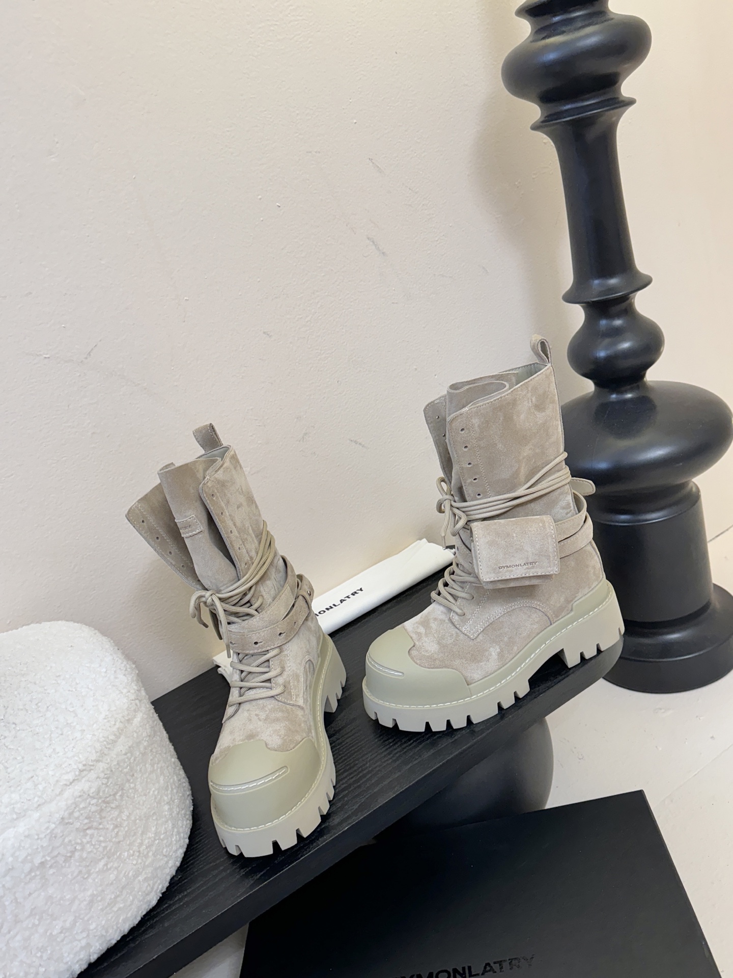 DYMONLATRY 𝟐𝟓𝐀𝐖新品这双工装靴 潮到犯规 大厚底自带拉高buff 绑带+小口袋设计超有个性