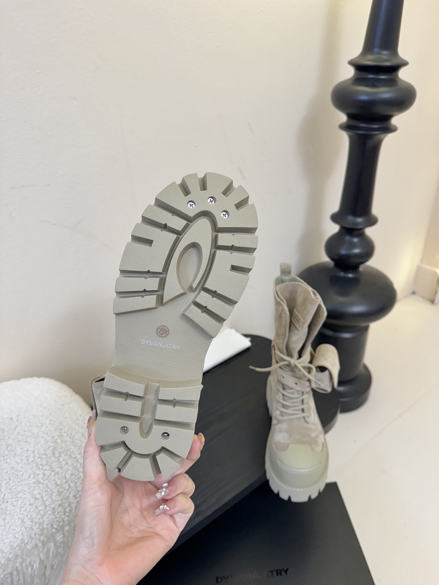 DYMONLATRY 𝟐𝟓𝐀𝐖新品这双工装靴 潮到犯规 大厚底自带拉高buff 绑带+小口袋设计超有个性