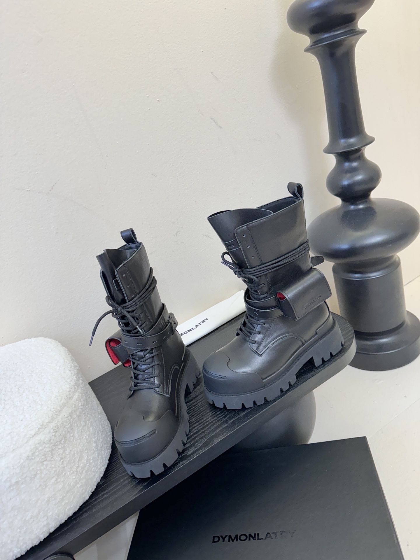 DYMONLATRY 𝟐𝟓𝐀𝐖新品这双工装靴 潮到犯规 大厚底自带拉高buff 绑带+小口袋设计超有个性