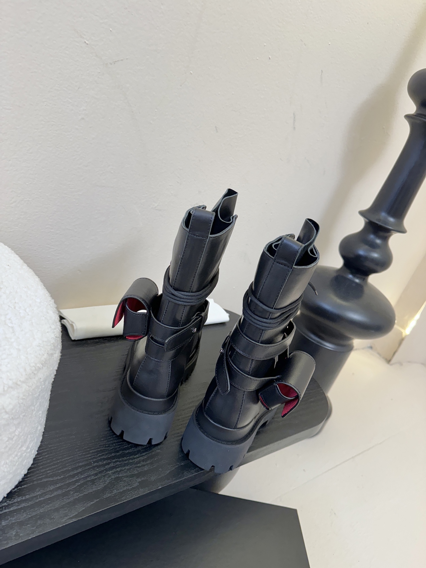 DYMONLATRY 𝟐𝟓𝐀𝐖新品这双工装靴 潮到犯规 大厚底自带拉高buff 绑带+小口袋设计超有个性