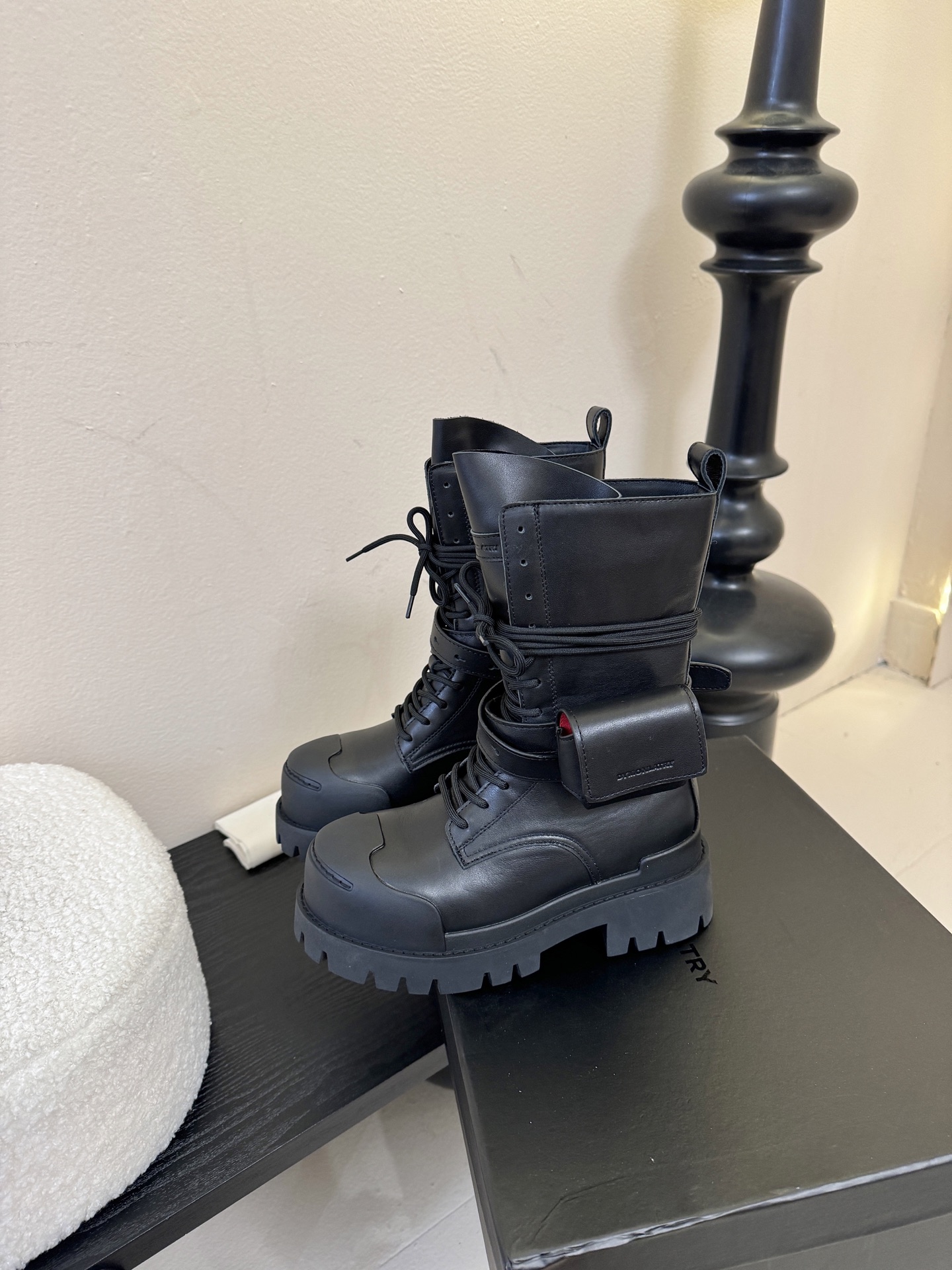 DYMONLATRY 𝟐𝟓𝐀𝐖新品这双工装靴 潮到犯规 大厚底自带拉高buff 绑带+小口袋设计超有个性