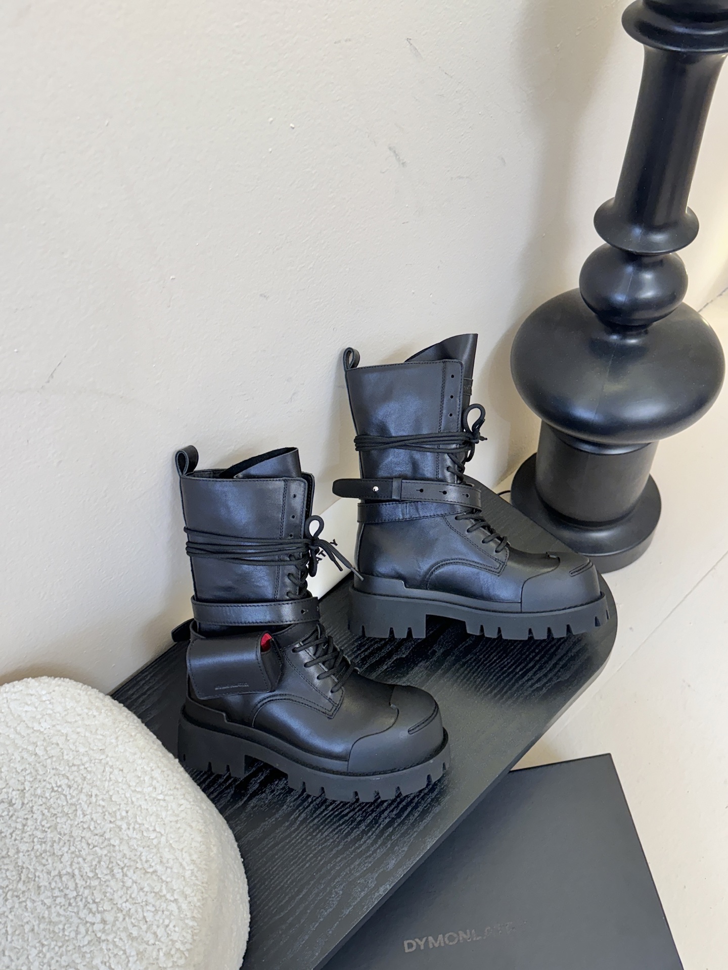 DYMONLATRY 𝟐𝟓𝐀𝐖新品这双工装靴 潮到犯规 大厚底自带拉高buff 绑带+小口袋设计超有个性