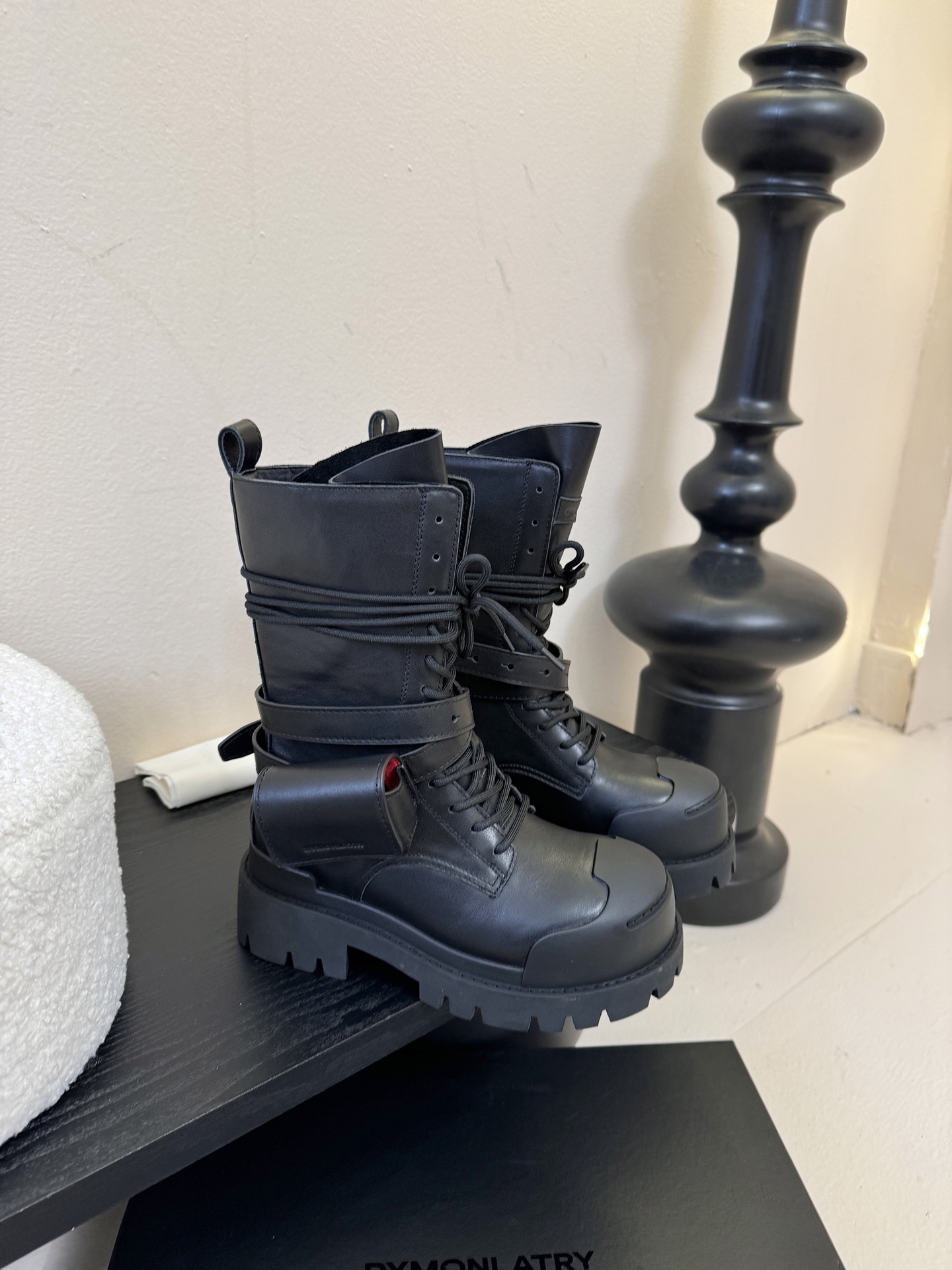 DYMONLATRY 𝟐𝟓𝐀𝐖新品这双工装靴 潮到犯规 大厚底自带拉高buff 绑带+小口袋设计超有个性