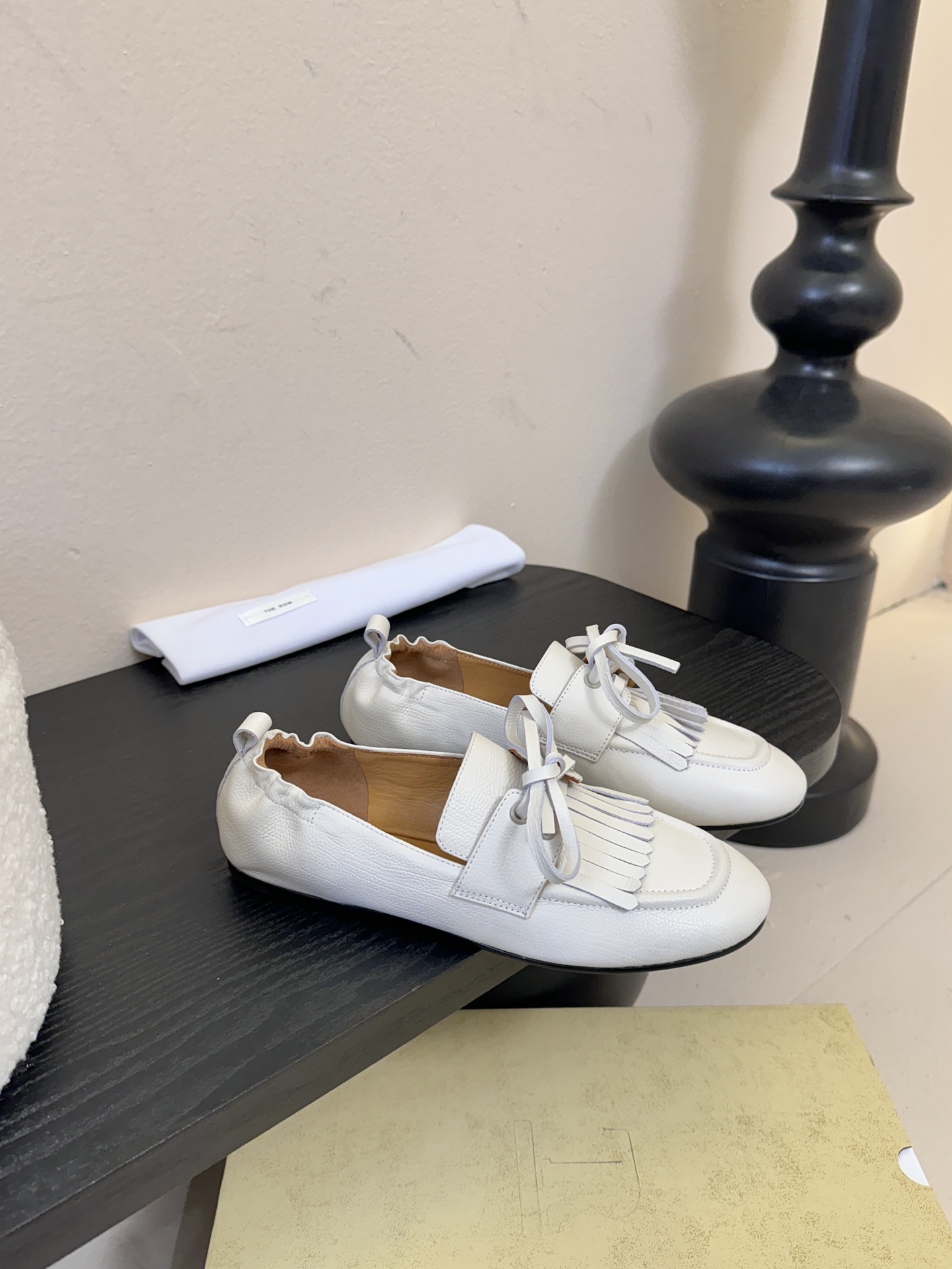 The Row流苏一脚蹬乐福鞋第一眼看到这个鞋子就爱上了，看着不起眼但却让人越看越喜欢，简单又高级，带点