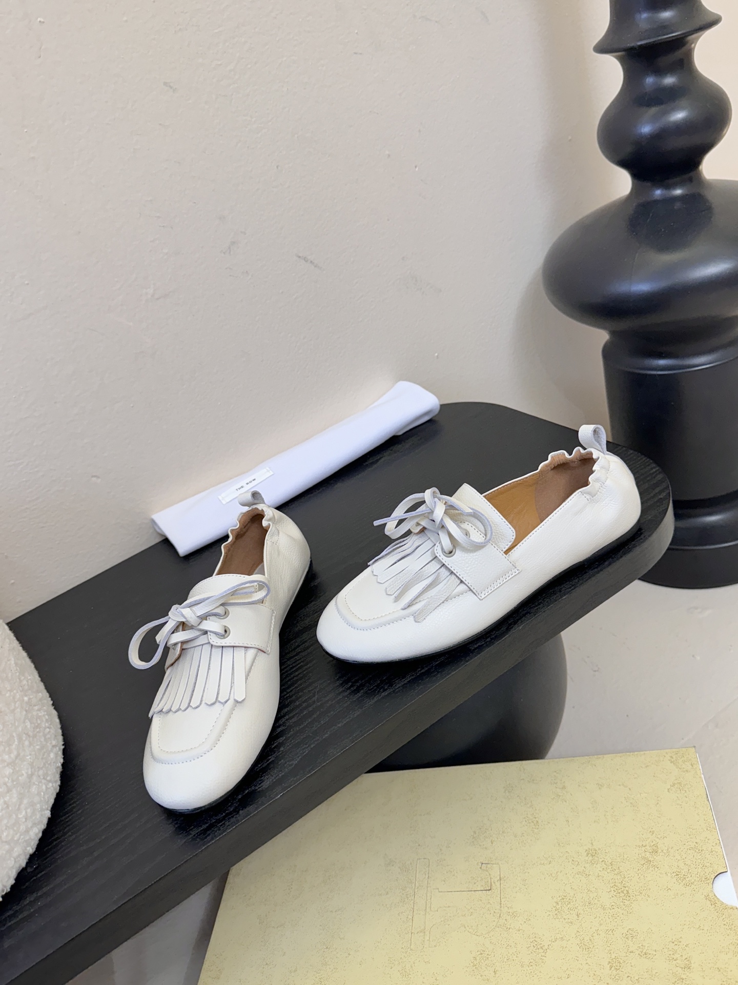 The Row流苏一脚蹬乐福鞋第一眼看到这个鞋子就爱上了，看着不起眼但却让人越看越喜欢，简单又高级，带点