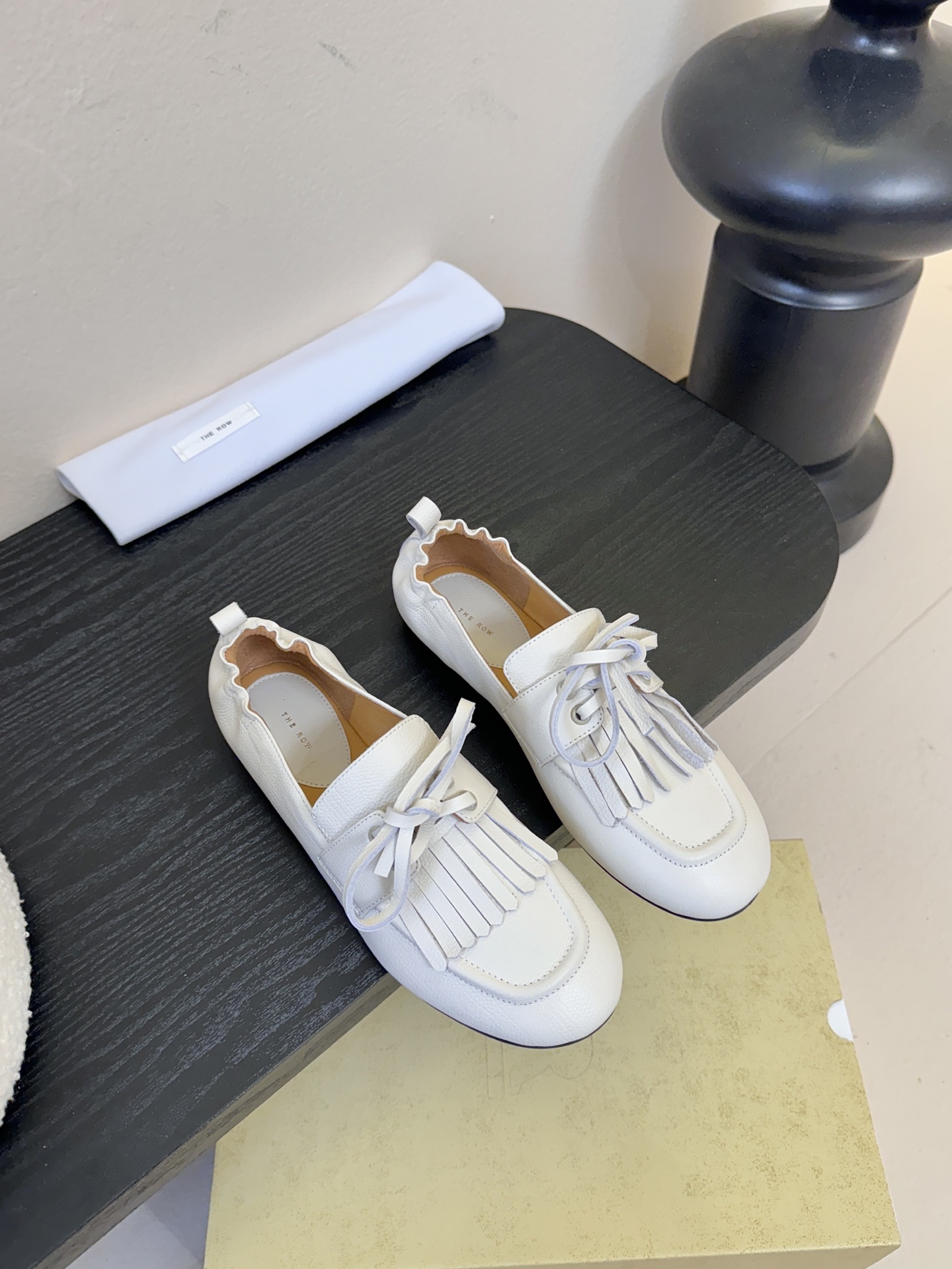 The Row流苏一脚蹬乐福鞋第一眼看到这个鞋子就爱上了，看着不起眼但却让人越看越喜欢，简单又高级，带点