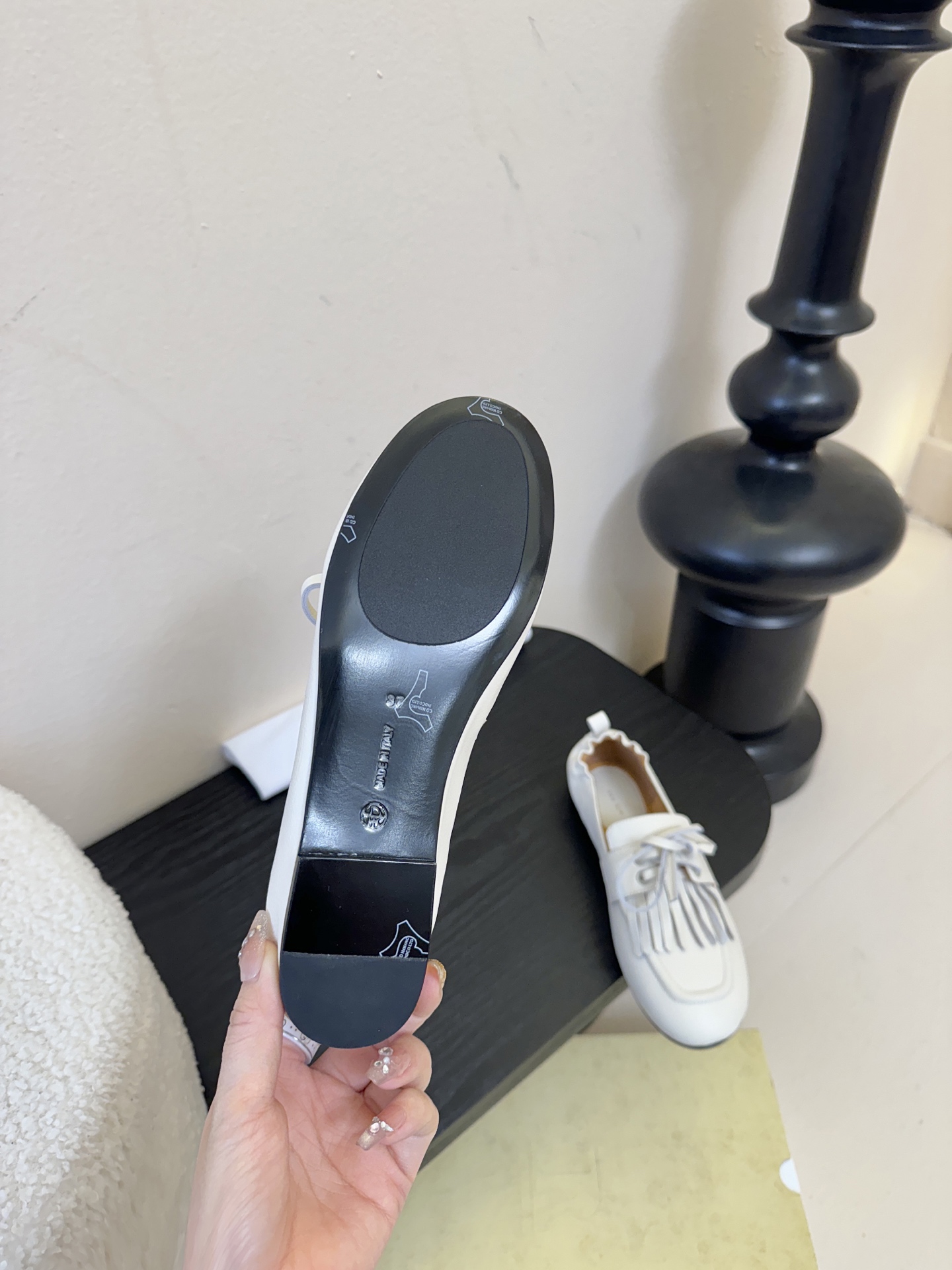 The Row流苏一脚蹬乐福鞋第一眼看到这个鞋子就爱上了，看着不起眼但却让人越看越喜欢，简单又高级，带点