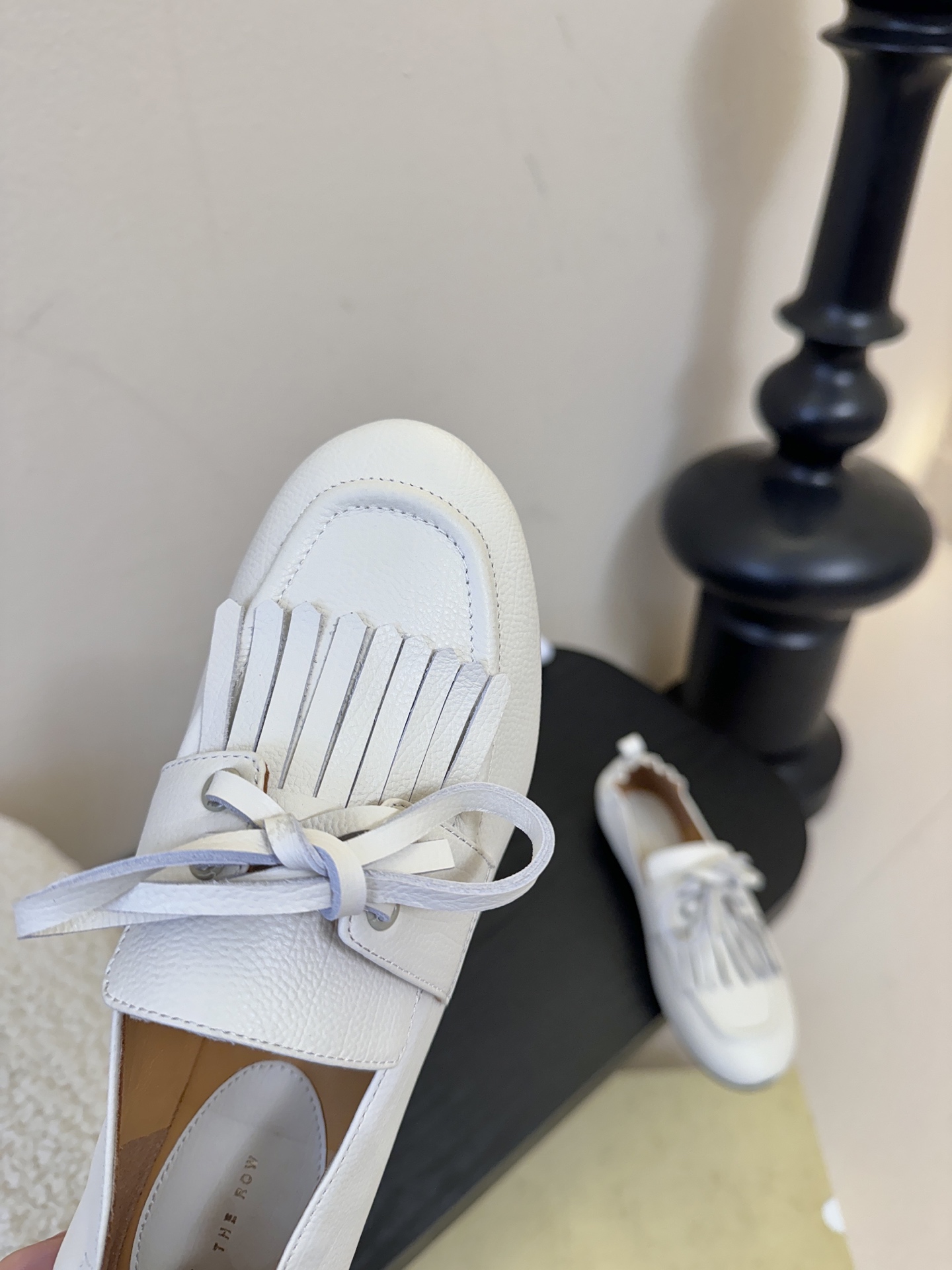 The Row流苏一脚蹬乐福鞋第一眼看到这个鞋子就爱上了，看着不起眼但却让人越看越喜欢，简单又高级，带点