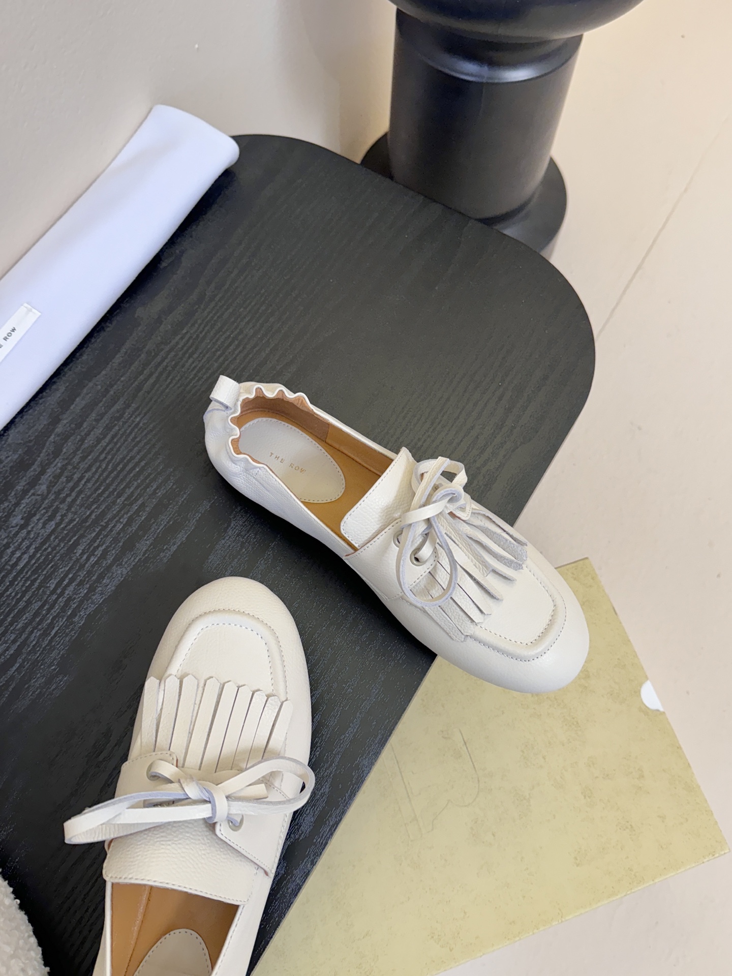 The Row流苏一脚蹬乐福鞋第一眼看到这个鞋子就爱上了，看着不起眼但却让人越看越喜欢，简单又高级，带点