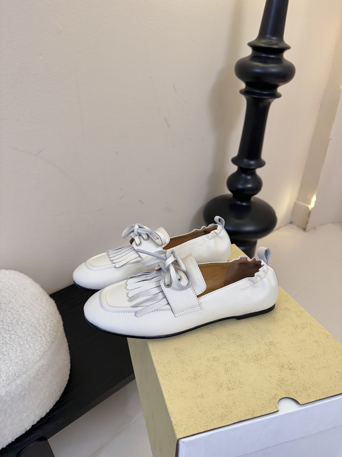 The Row流苏一脚蹬乐福鞋第一眼看到这个鞋子就爱上了，看着不起眼但却让人越看越喜欢，简单又高级，带点