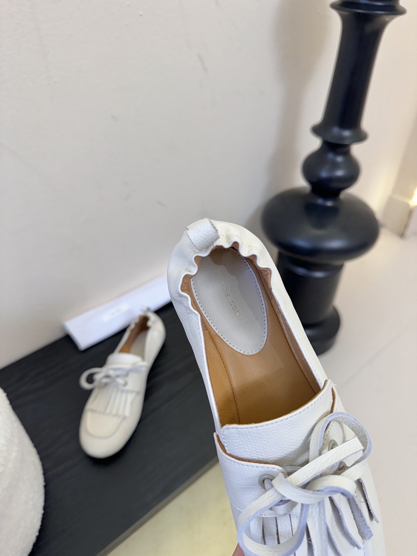 The Row流苏一脚蹬乐福鞋第一眼看到这个鞋子就爱上了，看着不起眼但却让人越看越喜欢，简单又高级，带点