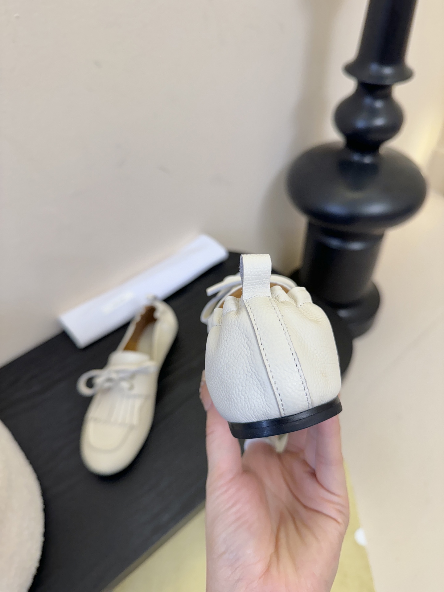 The Row流苏一脚蹬乐福鞋第一眼看到这个鞋子就爱上了，看着不起眼但却让人越看越喜欢，简单又高级，带点