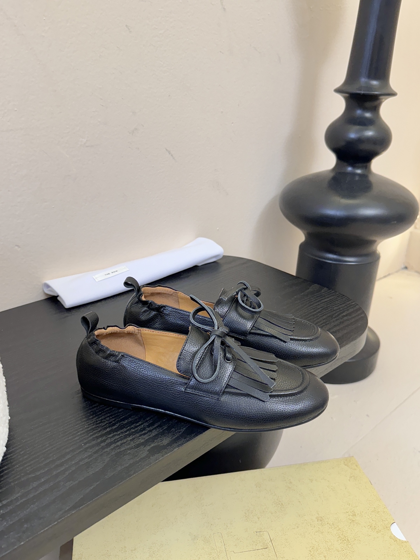 The Row流苏一脚蹬乐福鞋第一眼看到这个鞋子就爱上了，看着不起眼但却让人越看越喜欢，简单又高级，带点