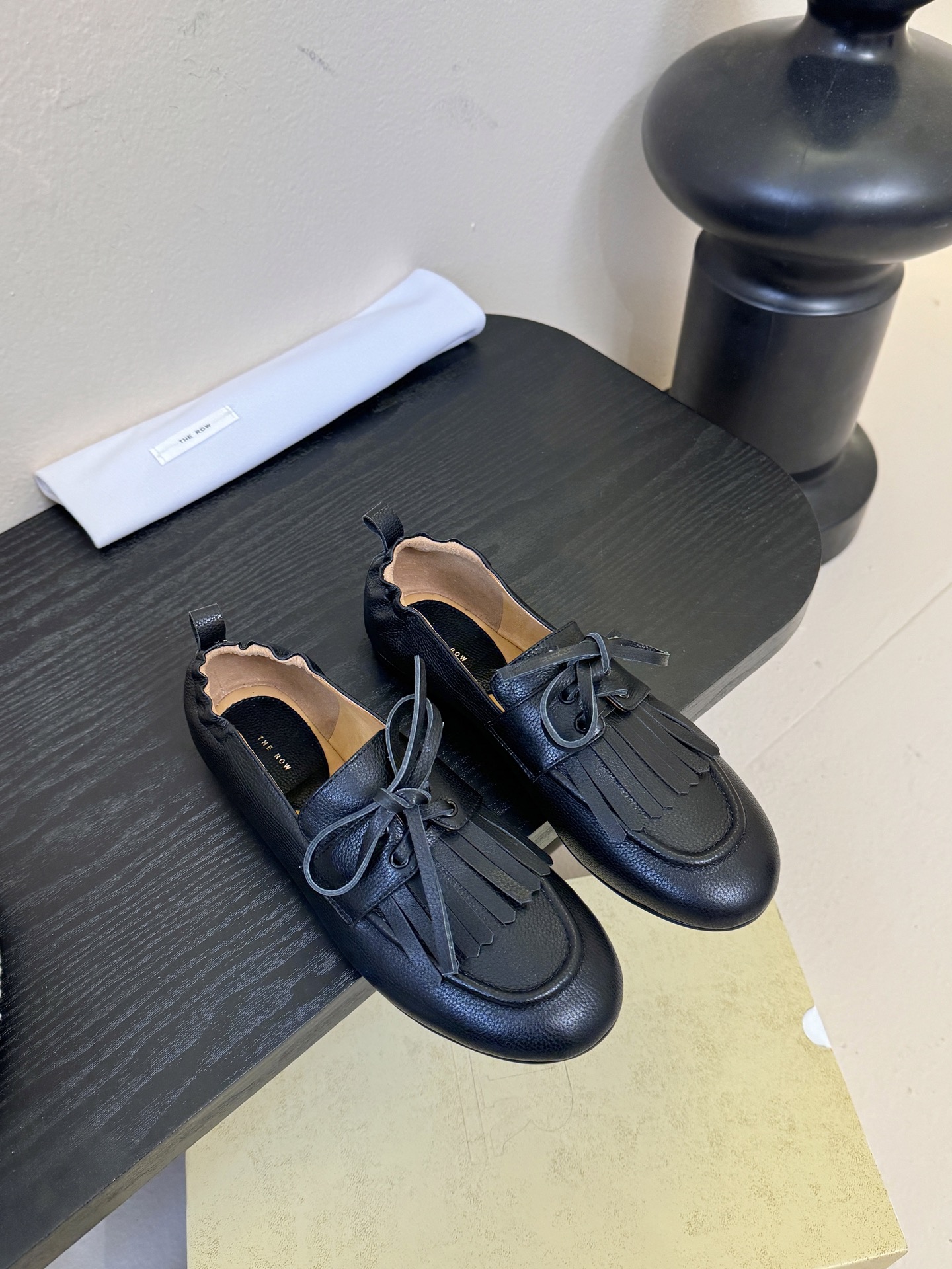 The Row流苏一脚蹬乐福鞋第一眼看到这个鞋子就爱上了，看着不起眼但却让人越看越喜欢，简单又高级，带点