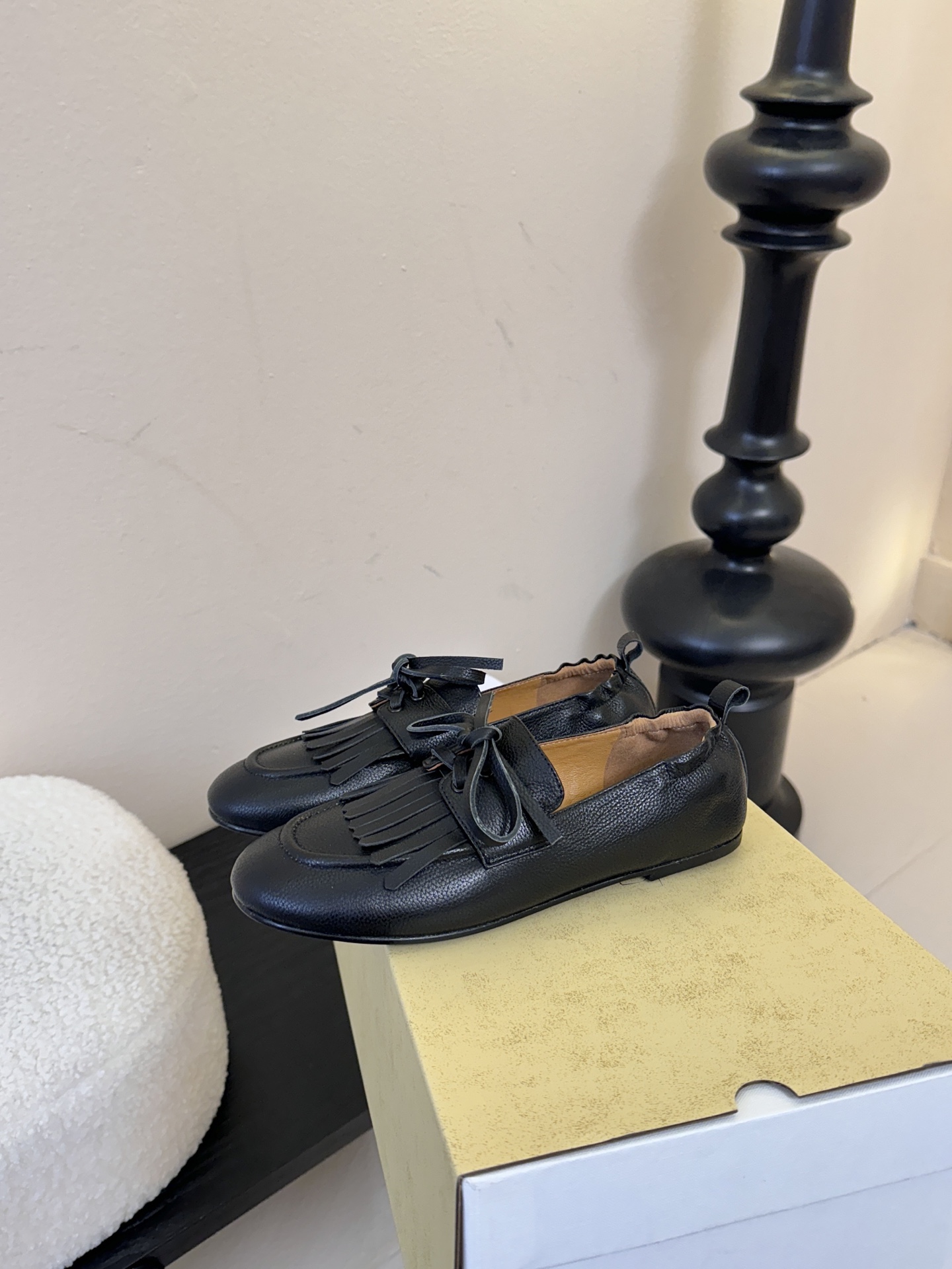 The Row流苏一脚蹬乐福鞋第一眼看到这个鞋子就爱上了，看着不起眼但却让人越看越喜欢，简单又高级，带点