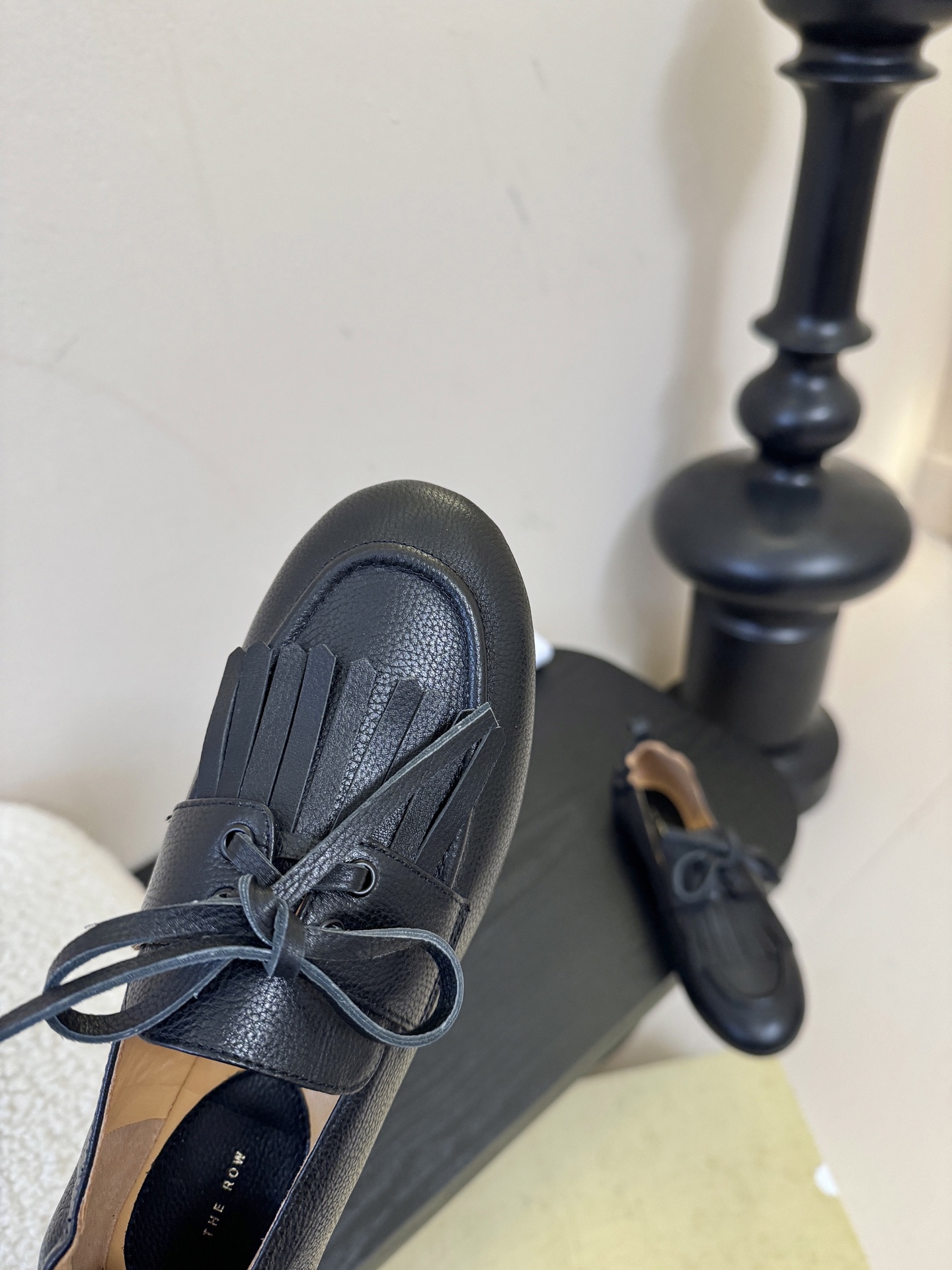 The Row流苏一脚蹬乐福鞋第一眼看到这个鞋子就爱上了，看着不起眼但却让人越看越喜欢，简单又高级，带点