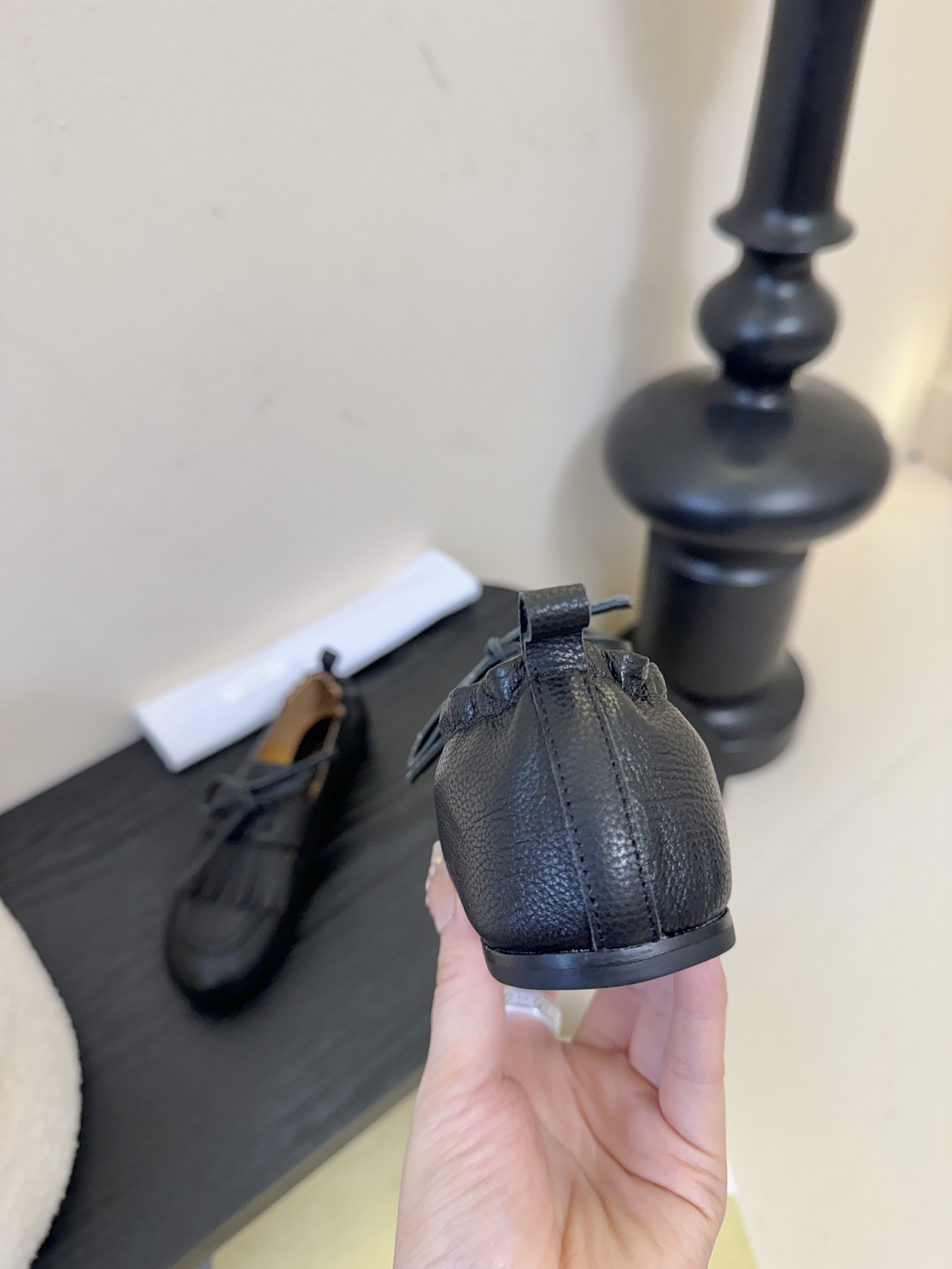 The Row流苏一脚蹬乐福鞋第一眼看到这个鞋子就爱上了，看着不起眼但却让人越看越喜欢，简单又高级，带点