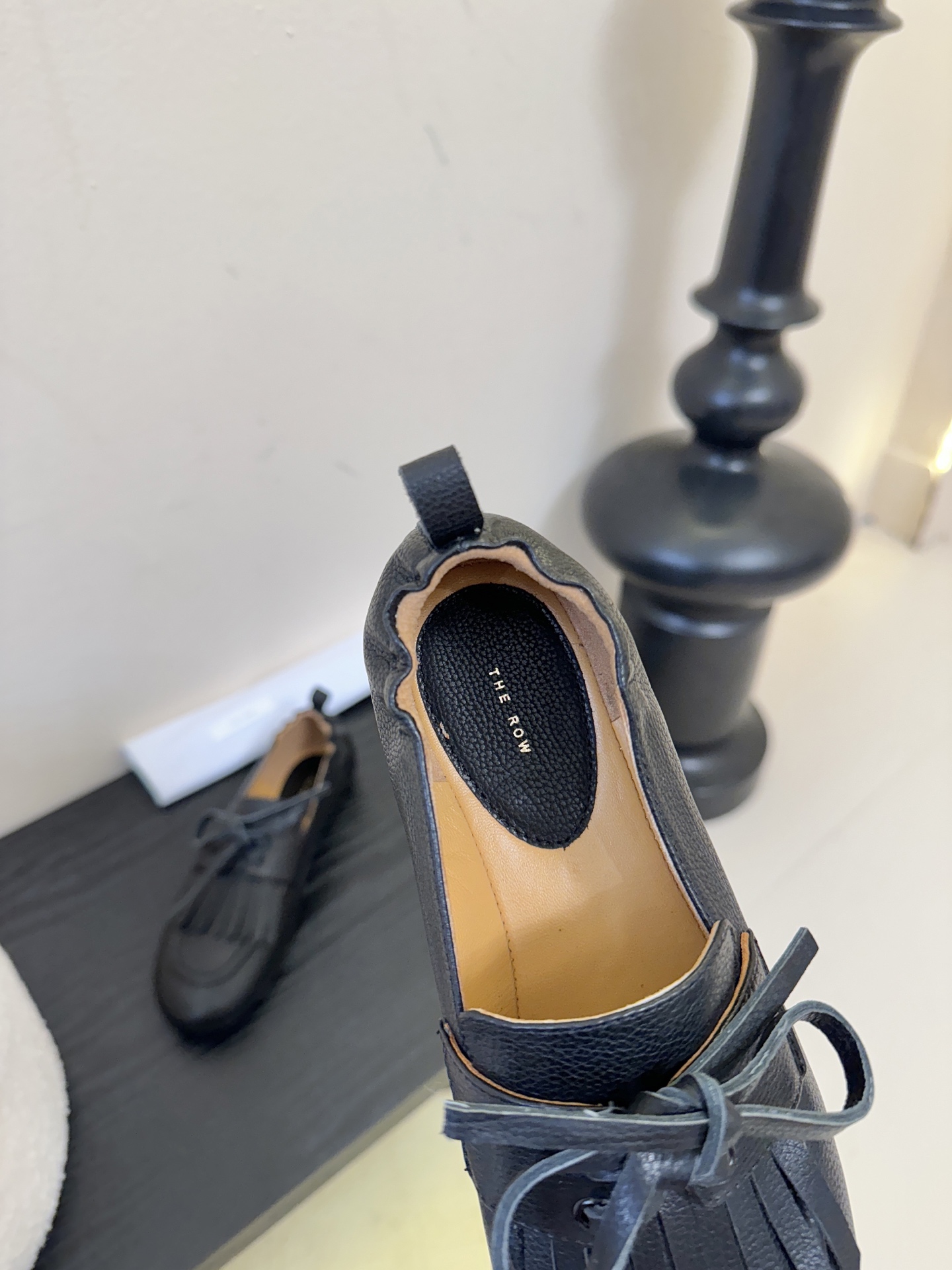 The Row流苏一脚蹬乐福鞋第一眼看到这个鞋子就爱上了，看着不起眼但却让人越看越喜欢，简单又高级，带点