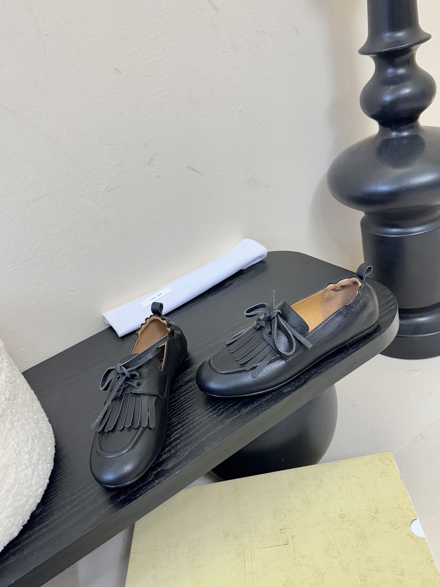 The Row流苏一脚蹬乐福鞋第一眼看到这个鞋子就爱上了，看着不起眼但却让人越看越喜欢，简单又高级，带点