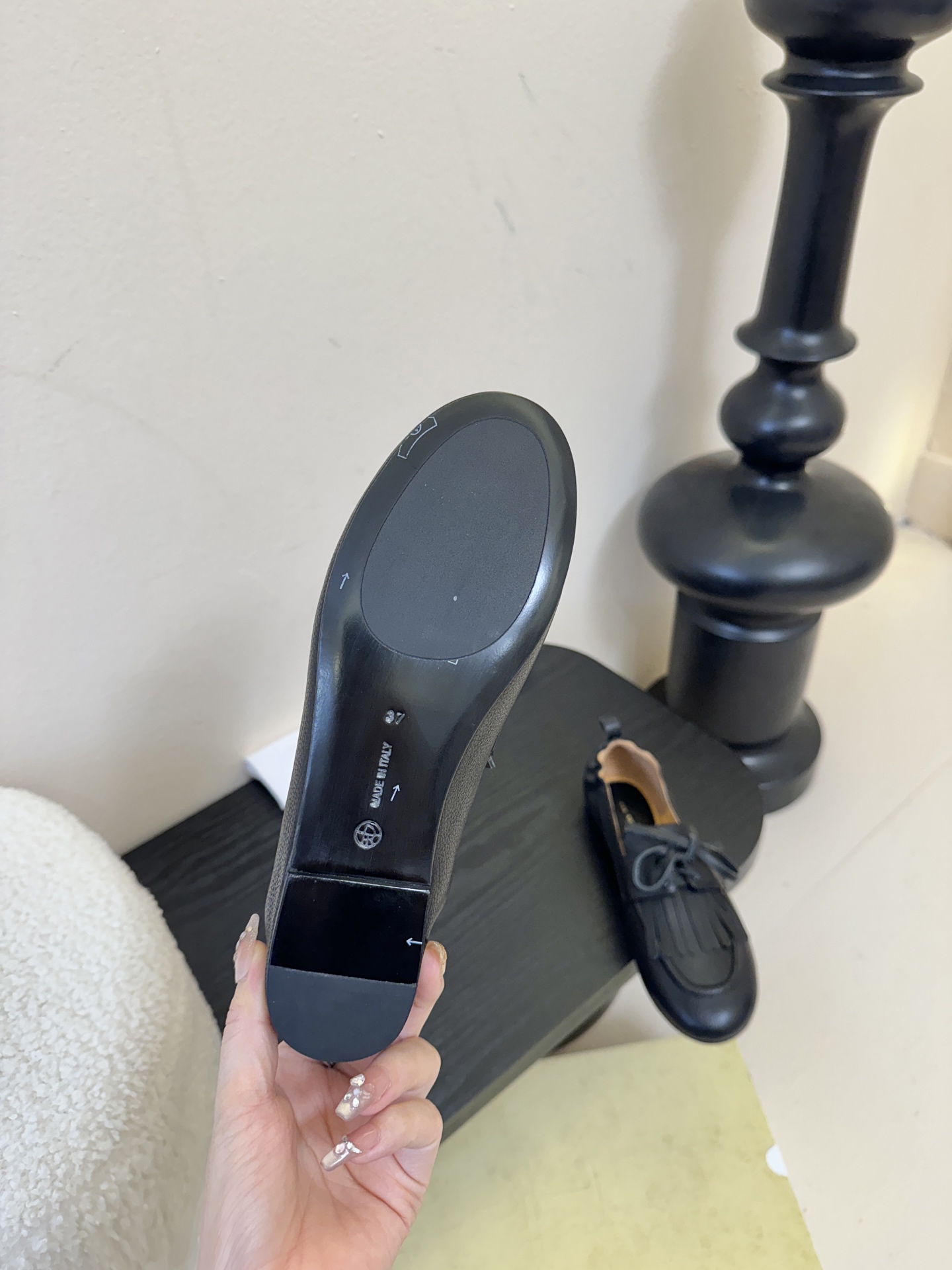 The Row流苏一脚蹬乐福鞋第一眼看到这个鞋子就爱上了，看着不起眼但却让人越看越喜欢，简单又高级，带点