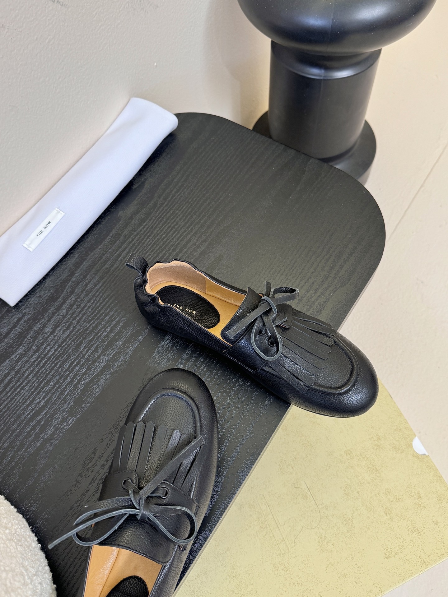 The Row流苏一脚蹬乐福鞋第一眼看到这个鞋子就爱上了，看着不起眼但却让人越看越喜欢，简单又高级，带点