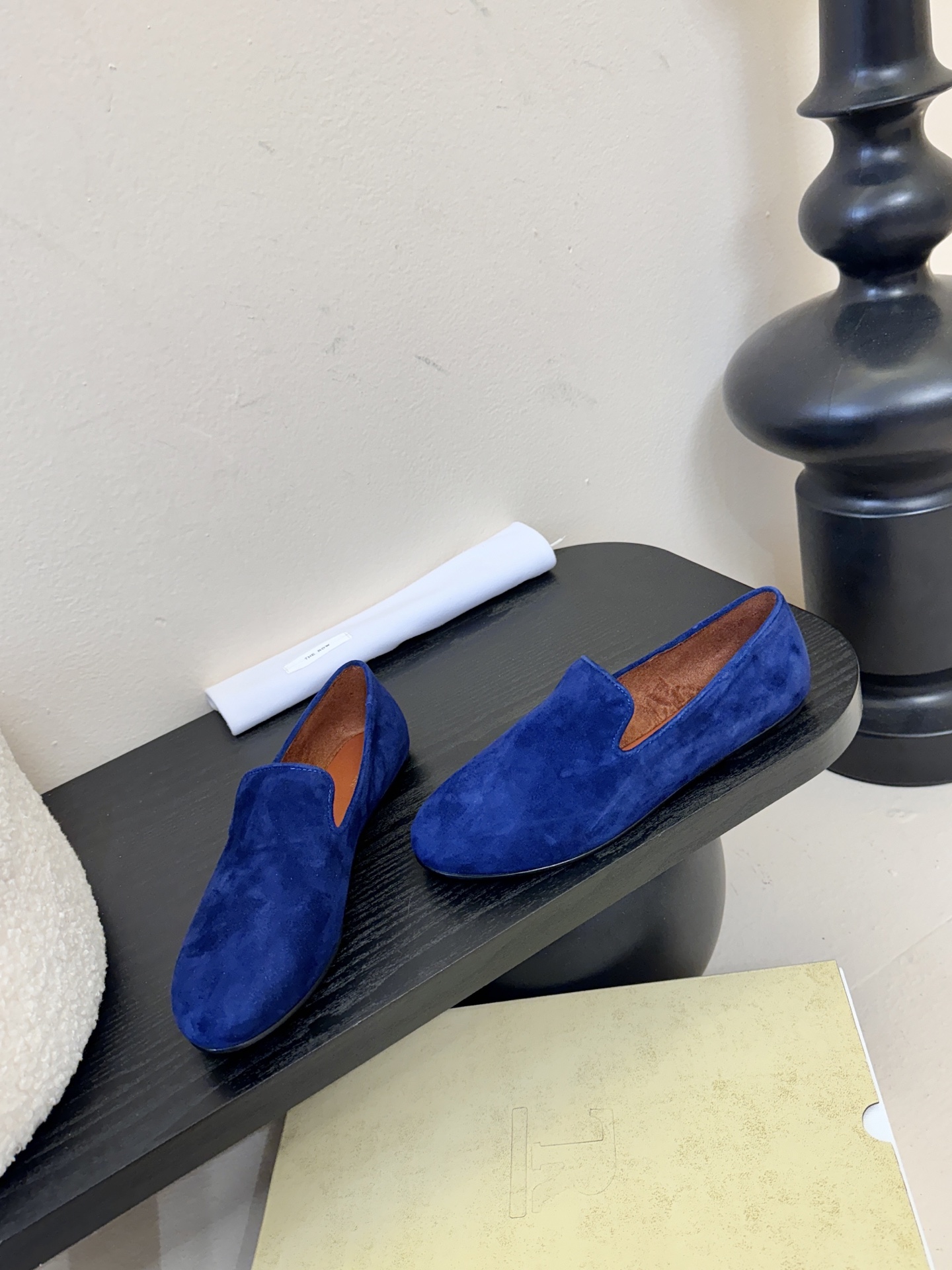 THE ROW 26春夏新款 TR简易麂皮复古玛丽珍鞋平底乐福鞋单鞋延续了一贯的极简风格！一个极其低调且