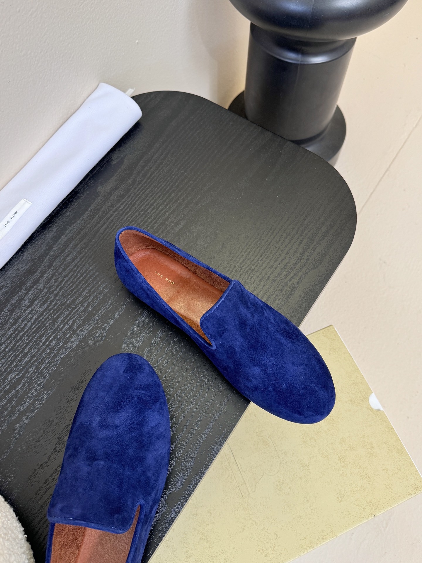 THE ROW 26春夏新款 TR简易麂皮复古玛丽珍鞋平底乐福鞋单鞋延续了一贯的极简风格！一个极其低调且