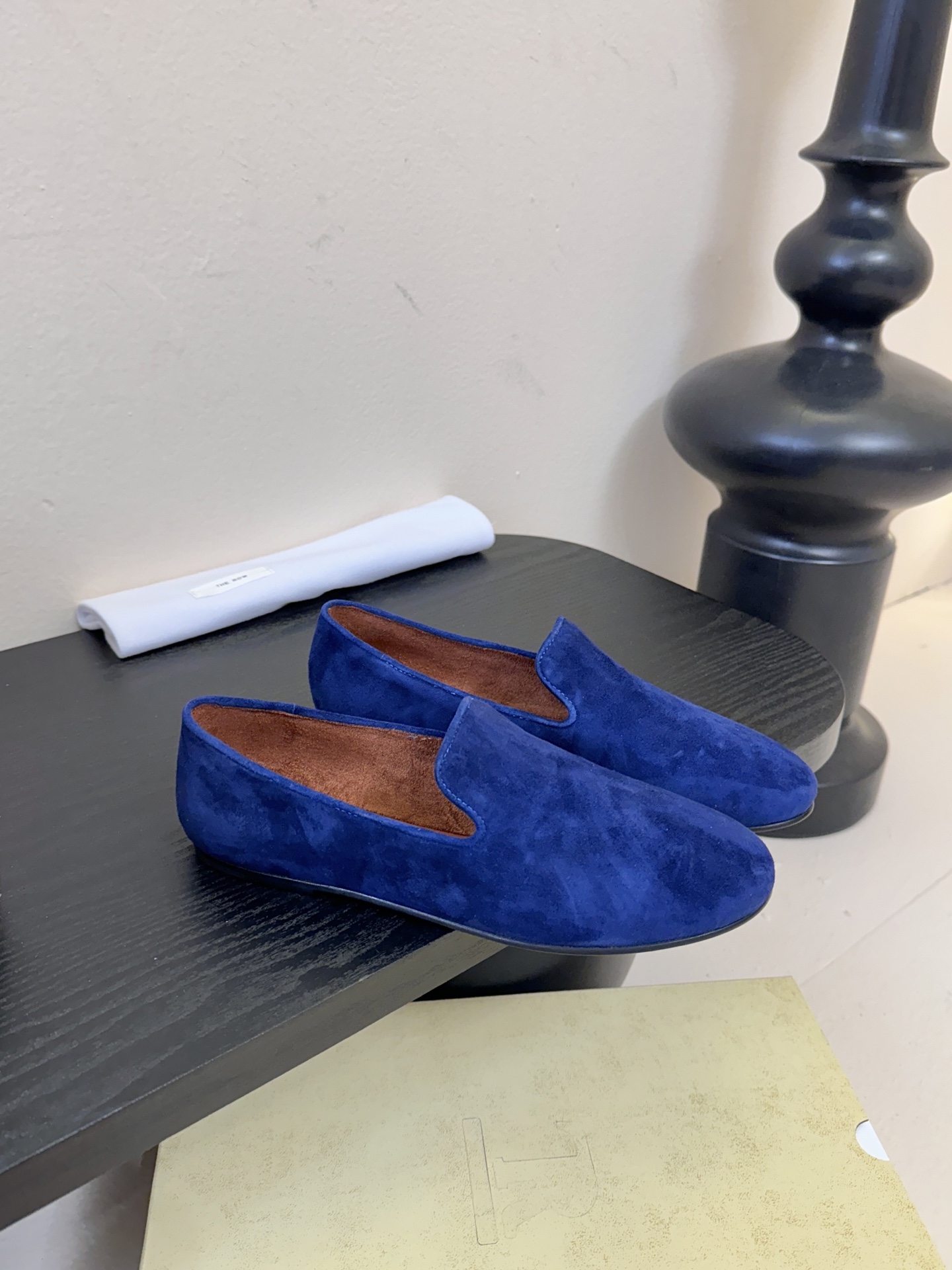 THE ROW 26春夏新款 TR简易麂皮复古玛丽珍鞋平底乐福鞋单鞋延续了一贯的极简风格！一个极其低调且