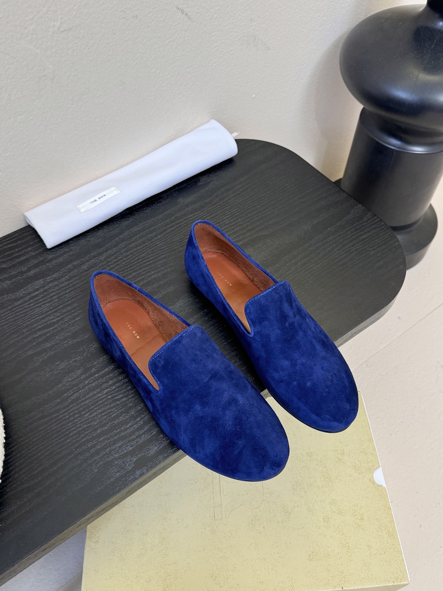 THE ROW 26春夏新款 TR简易麂皮复古玛丽珍鞋平底乐福鞋单鞋延续了一贯的极简风格！一个极其低调且