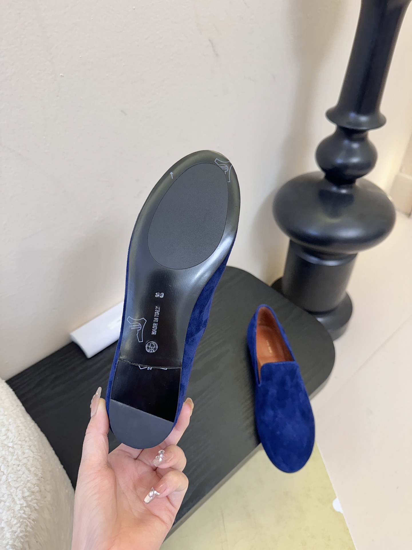 THE ROW 26春夏新款 TR简易麂皮复古玛丽珍鞋平底乐福鞋单鞋延续了一贯的极简风格！一个极其低调且