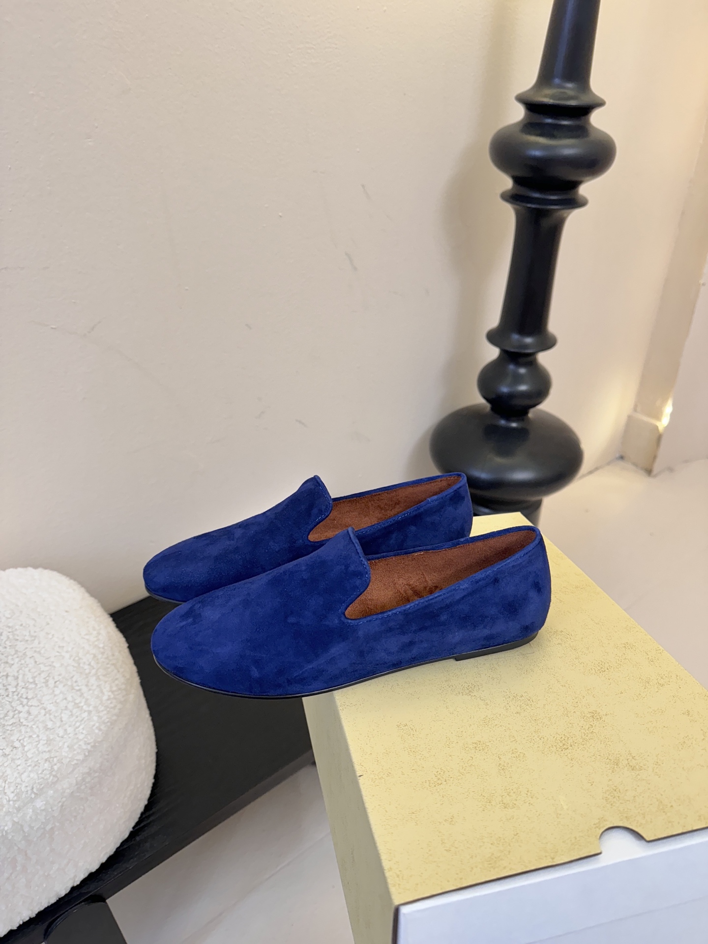 THE ROW 26春夏新款 TR简易麂皮复古玛丽珍鞋平底乐福鞋单鞋延续了一贯的极简风格！一个极其低调且