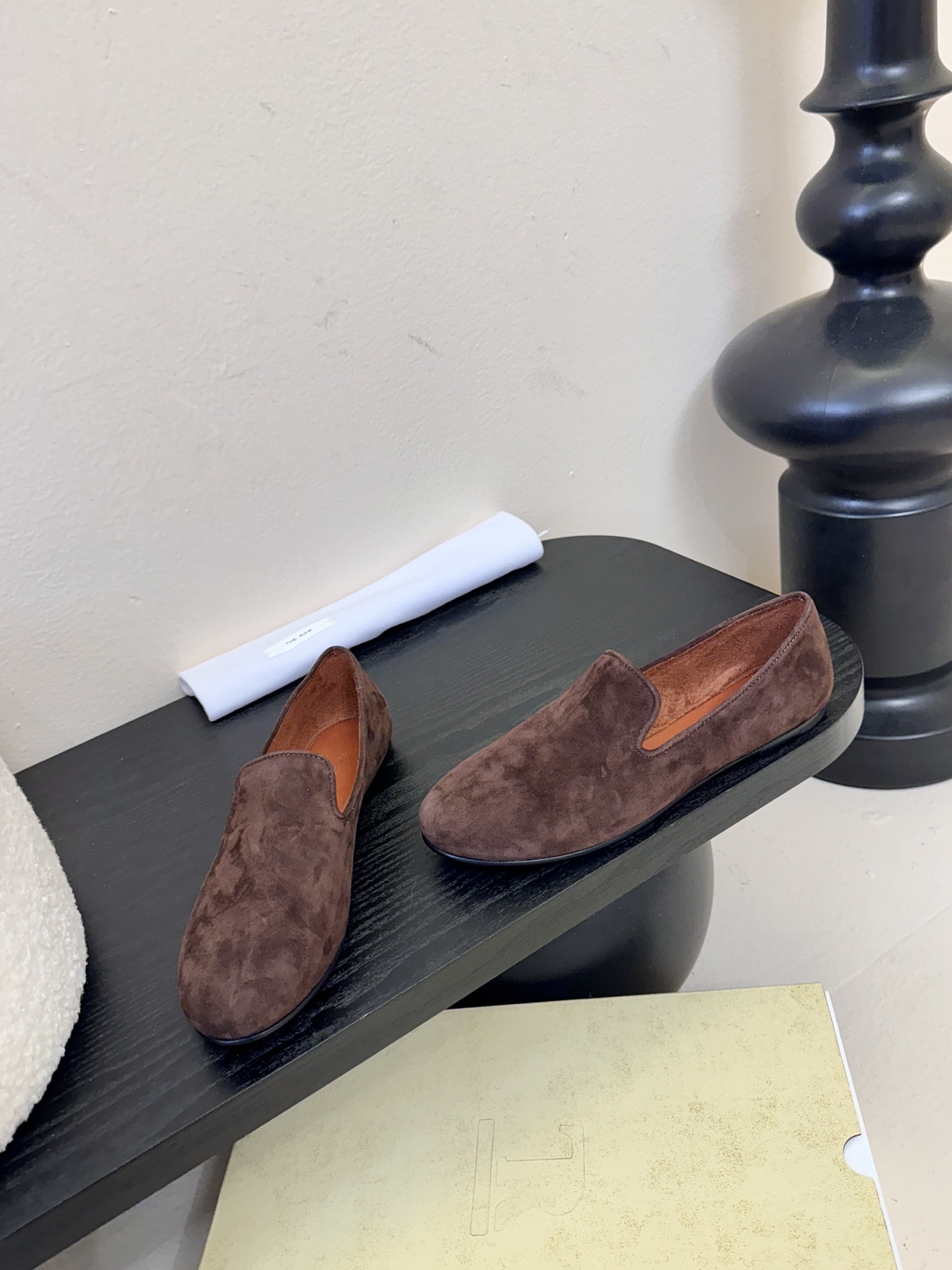 THE ROW 26春夏新款 TR简易麂皮复古玛丽珍鞋平底乐福鞋单鞋延续了一贯的极简风格！一个极其低调且