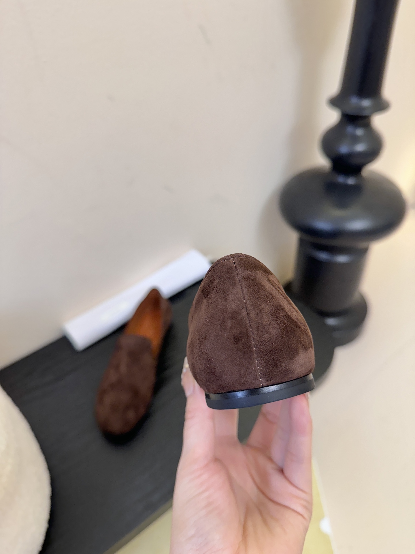 THE ROW 26春夏新款 TR简易麂皮复古玛丽珍鞋平底乐福鞋单鞋延续了一贯的极简风格！一个极其低调且