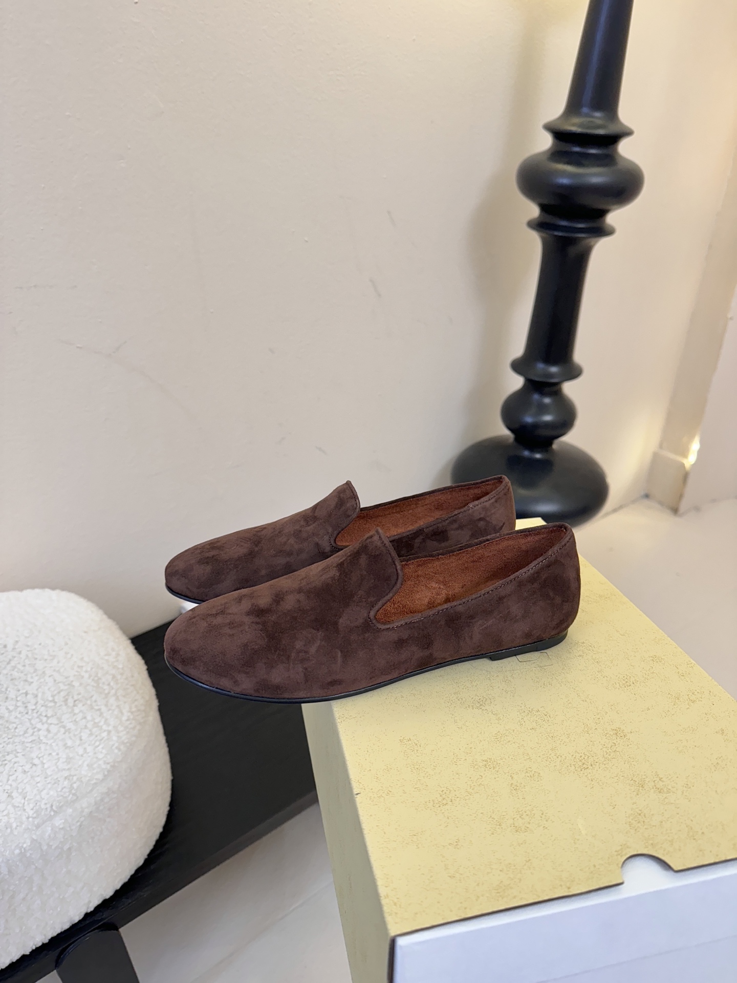 THE ROW 26春夏新款 TR简易麂皮复古玛丽珍鞋平底乐福鞋单鞋延续了一贯的极简风格！一个极其低调且